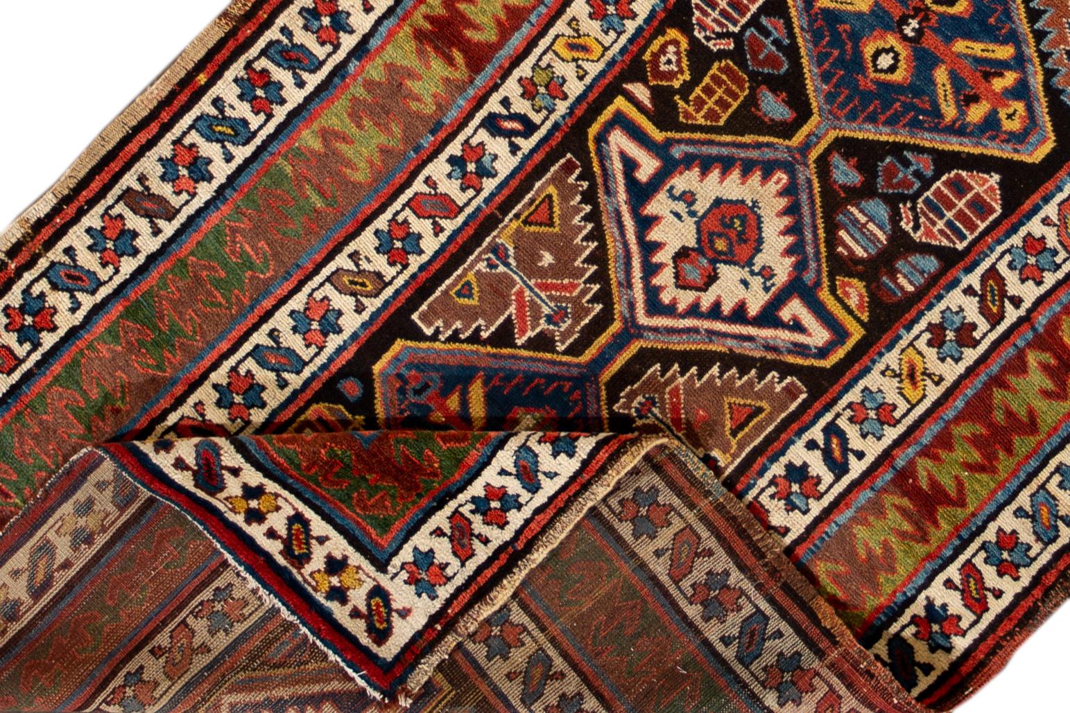 Ein antiker Kazak-Läufer mit einem elfenbeinfarbenen Multi-Medaillon-Motiv. Dieses Stück hat feine Details, tolle Farben und ein schönes Design. Es wäre die perfekte Ergänzung für Ihr Zuhause. Dieser Teppich misst 3'6