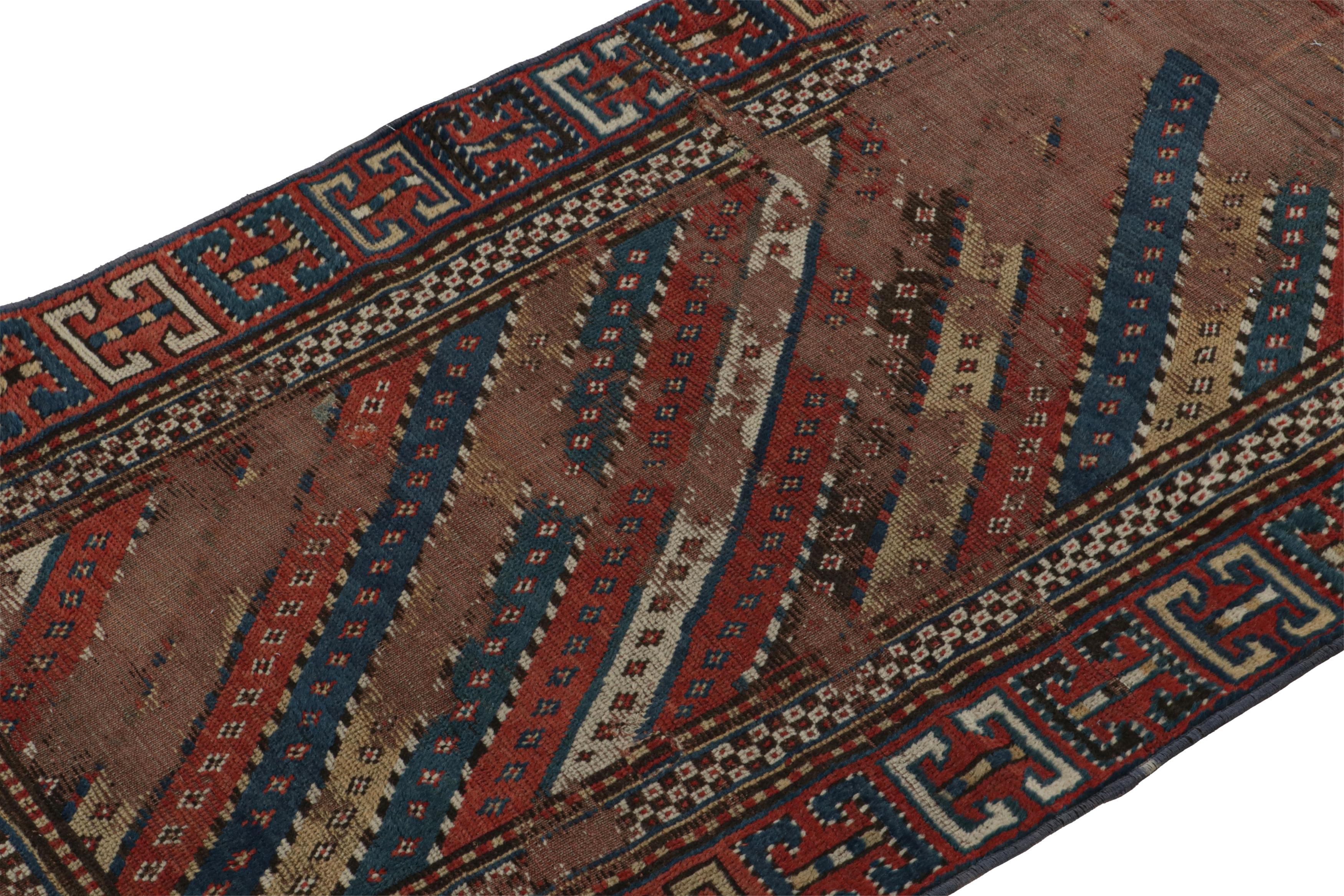 Russe Tapis de couloir Kazak ancien à motifs géométriques rouges et bleus, de Rug & Kilim en vente