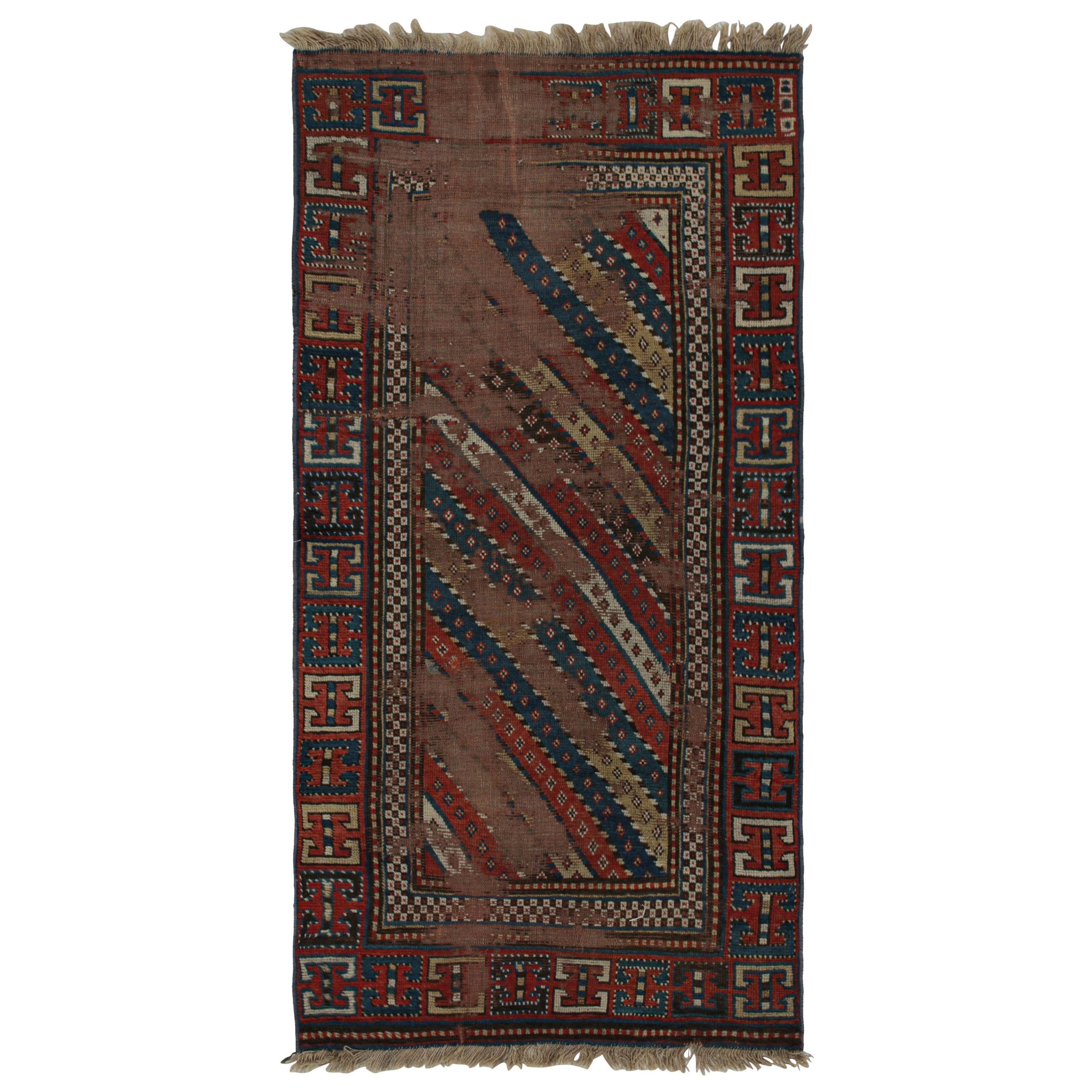 Antiker Kazak Läufer mit roten und blauen geometrischen Mustern, von Rug & Kilim