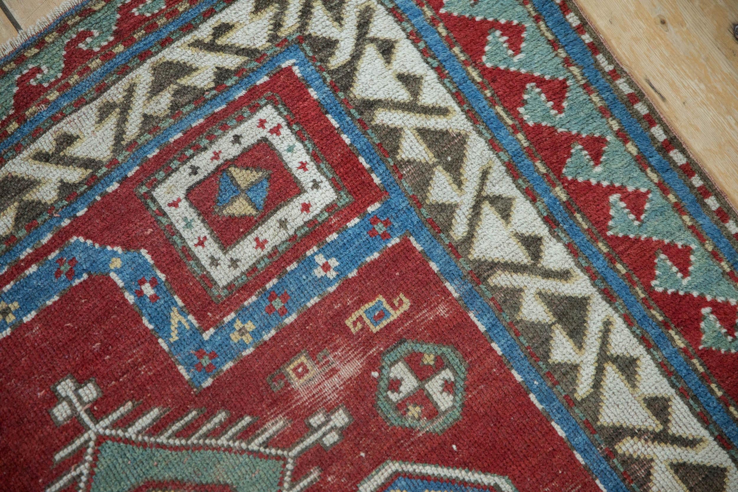 Antiker kasachischer Quadrat-Teppich im Angebot 2