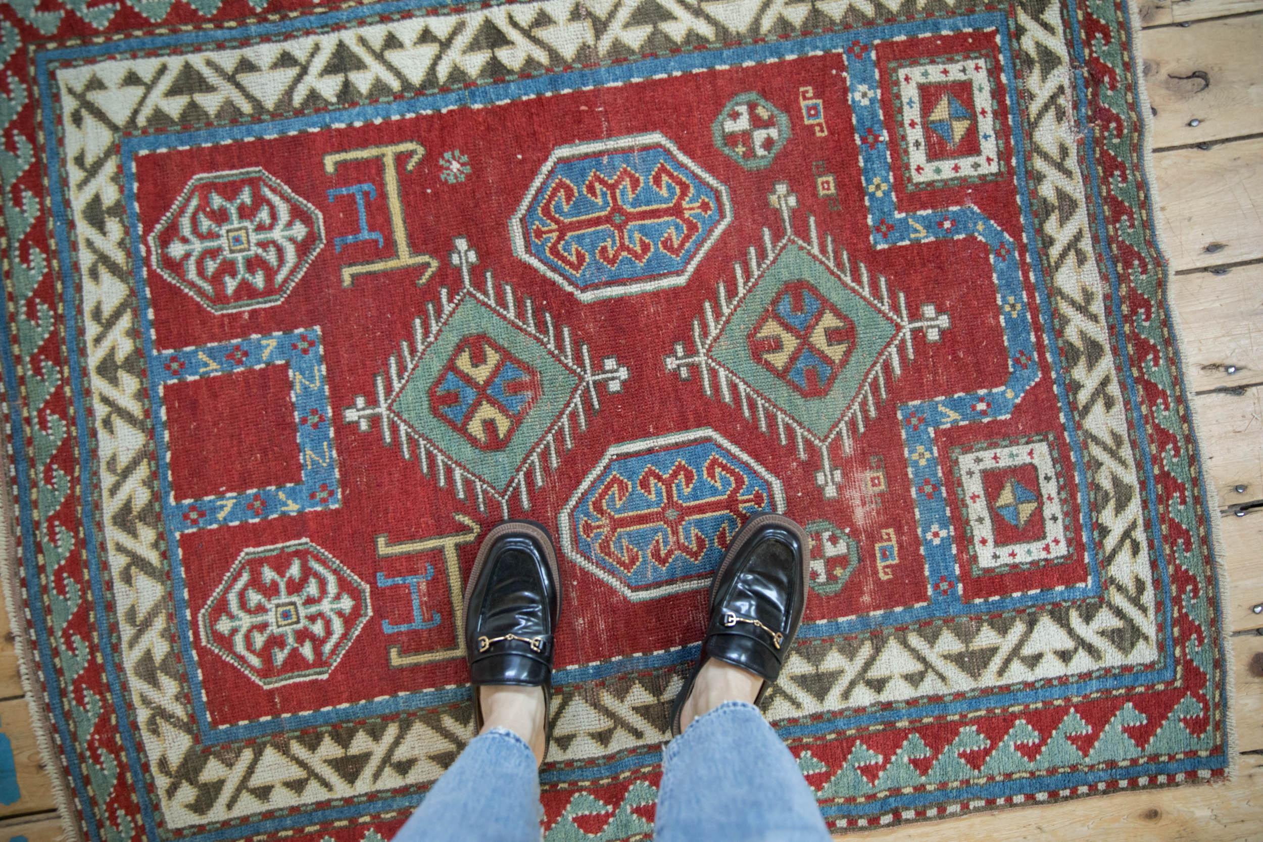 :: Ein Fachralo Kazak in einem Gebetsmotiv mit vereinfachten geometrischen Krabben stilisiert und Widderhorn kleinere Medaillons mit Tierfiguren im ganzen. Hauptbordüre in einem sich hin- und herbewegenden Wellenmotiv. Alle Farben sind lebendig und