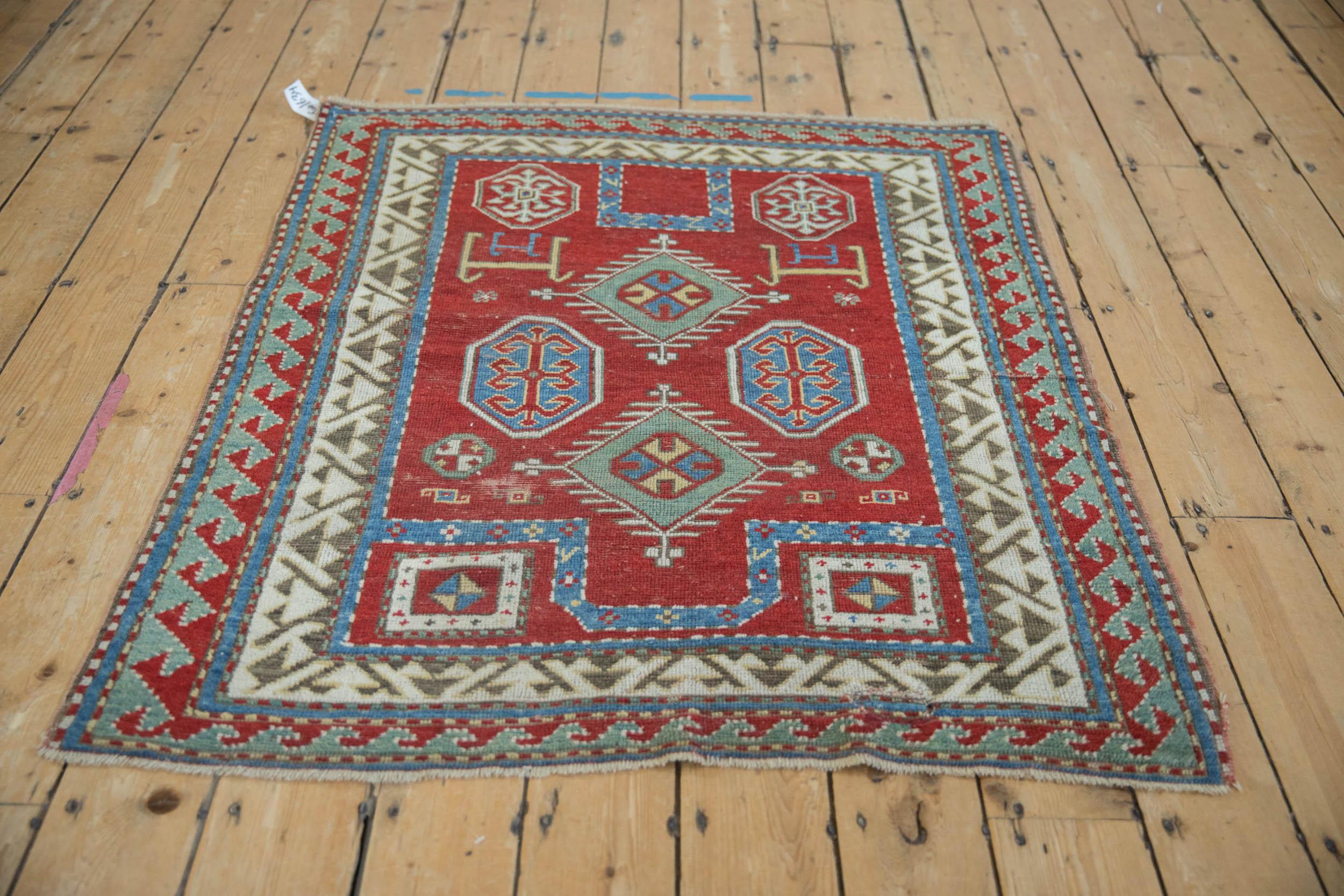 Antiker kasachischer Quadrat-Teppich (Kaukasisch) im Angebot