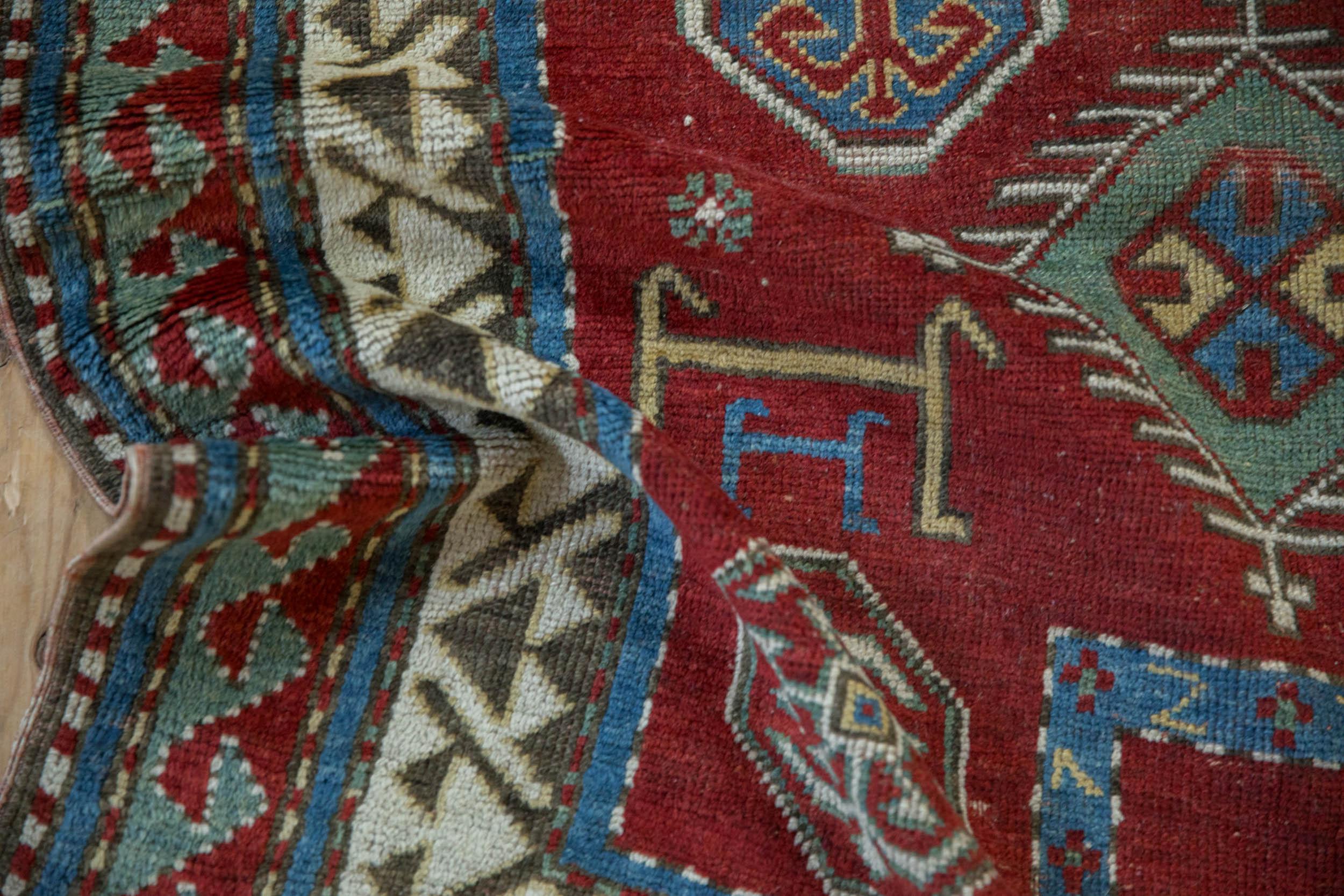 Antiker kasachischer Quadrat-Teppich (Wolle) im Angebot
