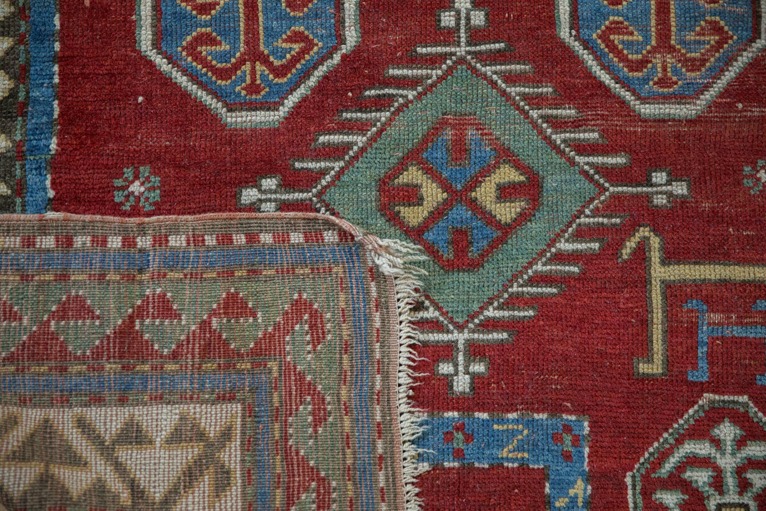 Antiker kasachischer Quadrat-Teppich im Angebot 1