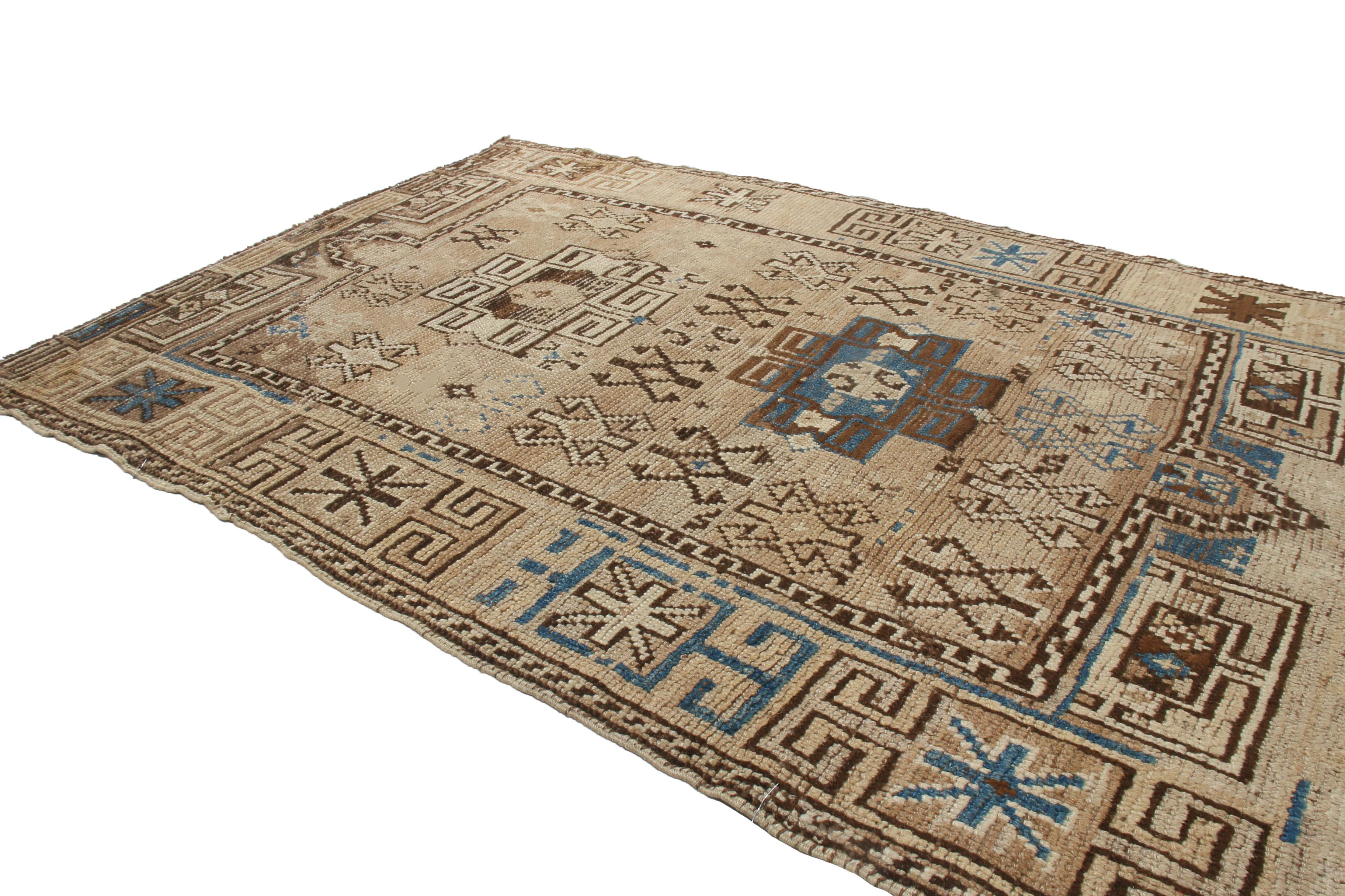 Antiker antiker kaukasischer geometrischer Wollteppich in Beige und Blau von Teppich & Kelim (Europäisch) im Angebot