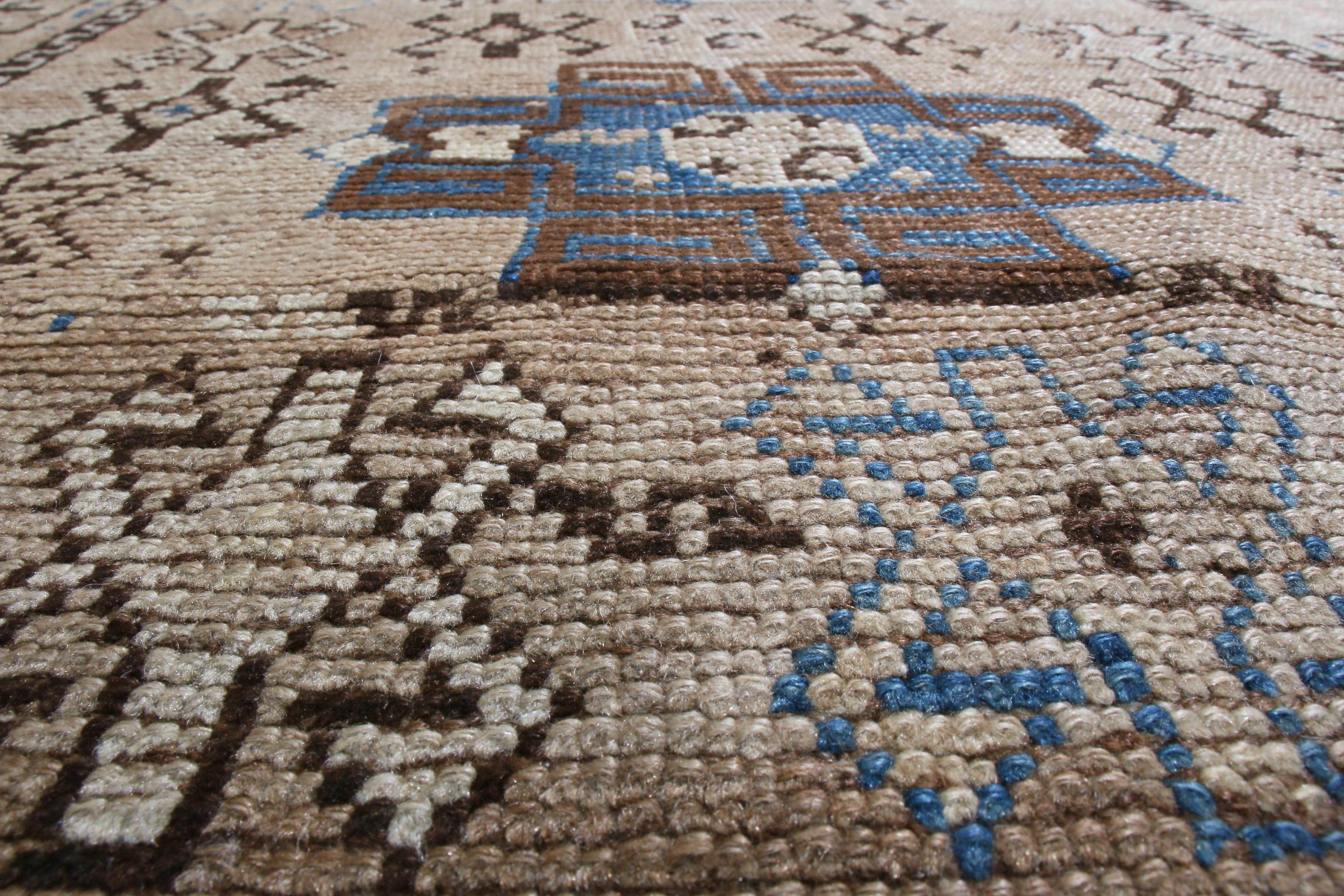 Antiker antiker kaukasischer geometrischer Wollteppich in Beige und Blau von Teppich & Kelim (Handgeknüpft) im Angebot