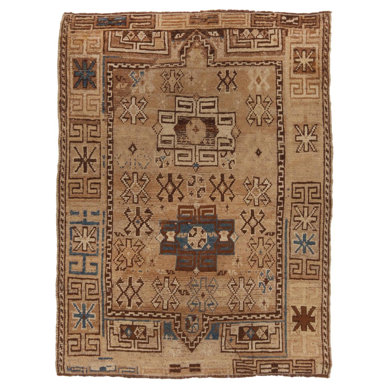 Antiker antiker kaukasischer geometrischer Wollteppich in Beige und Blau von Teppich & Kelim im Angebot