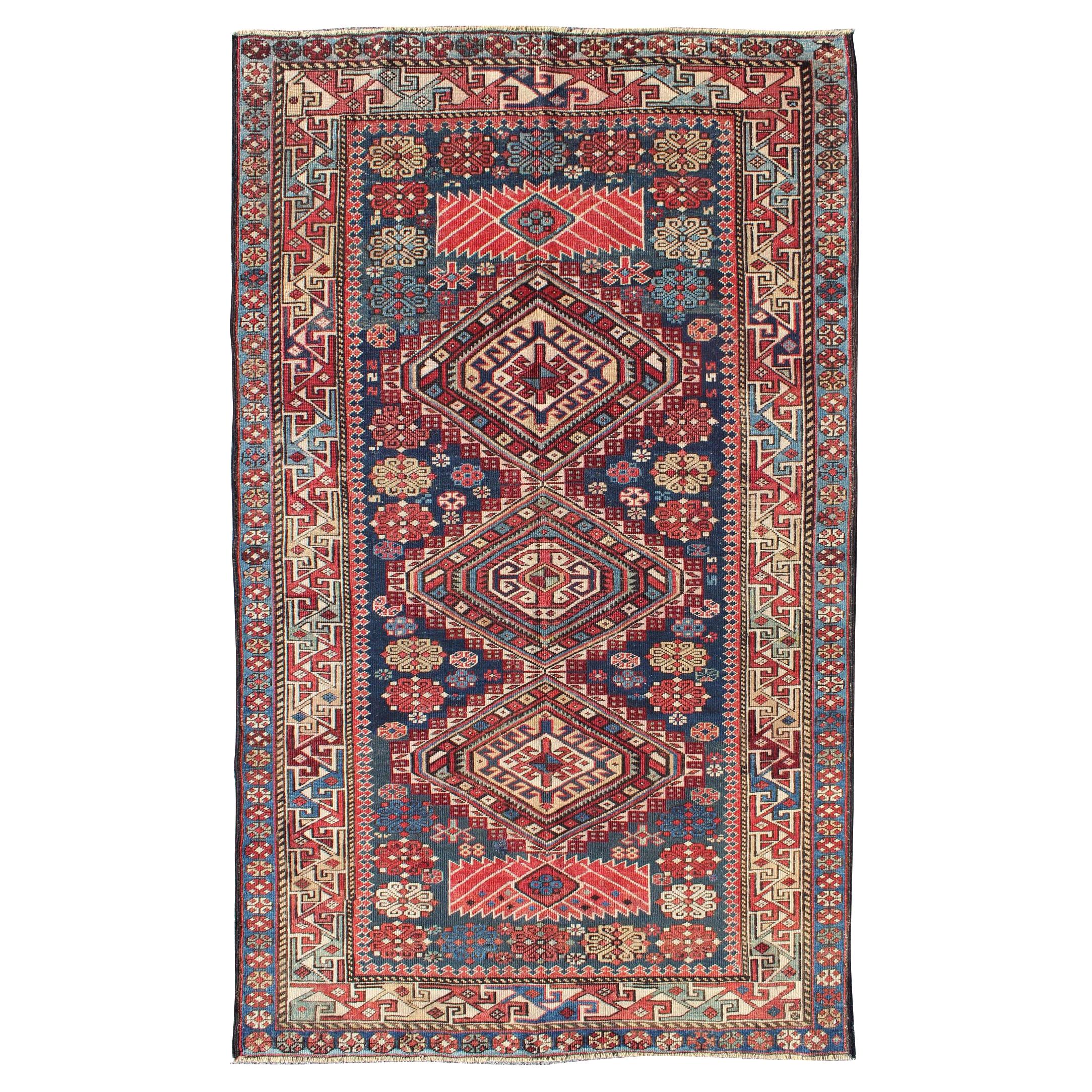 Tapis Kazak ancien avec motif multicolore et fond indigo