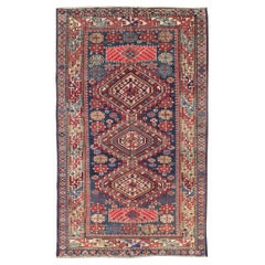 Antiker kaukasischer Teppich mit mehrfarbigem und indigoblauem Hintergrund