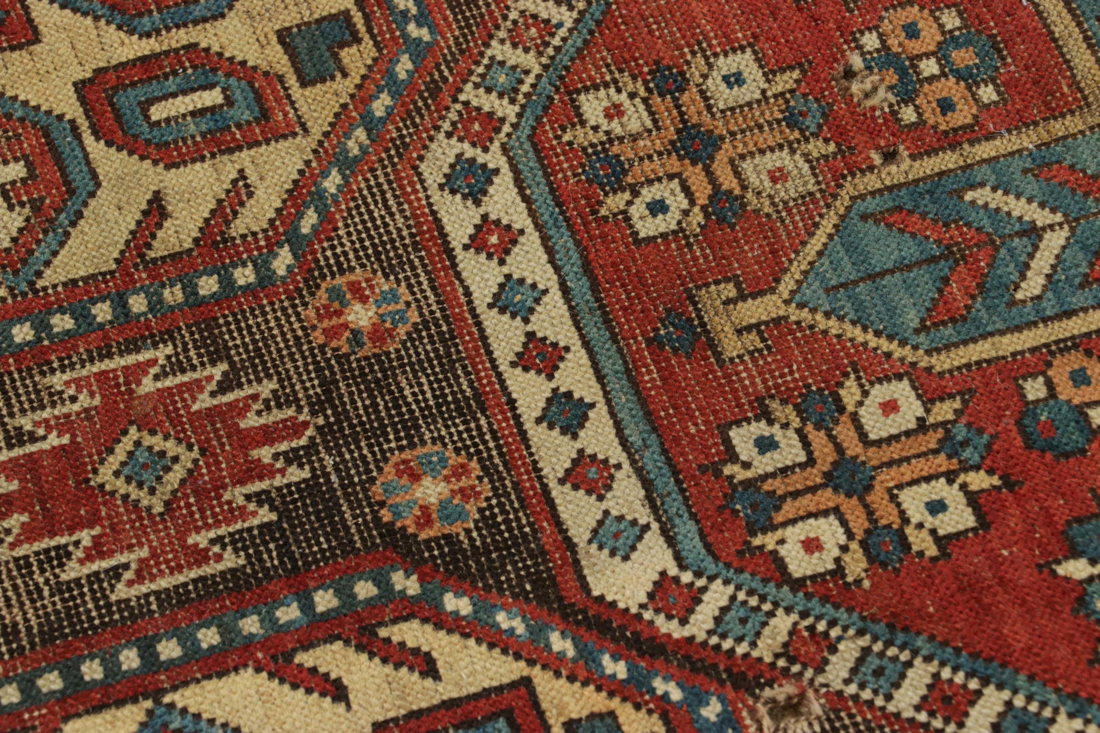 Dieser handgeknüpfte Wollteppich im Format 4x5 ist ein antiker kasachischer Stammesteppich, der vermutlich aus dem Russland der Jahrhundertwende stammt. Eine aufregende neue Kuration von Rug & Kilim, deren Design einen primitivistischen Stil mit