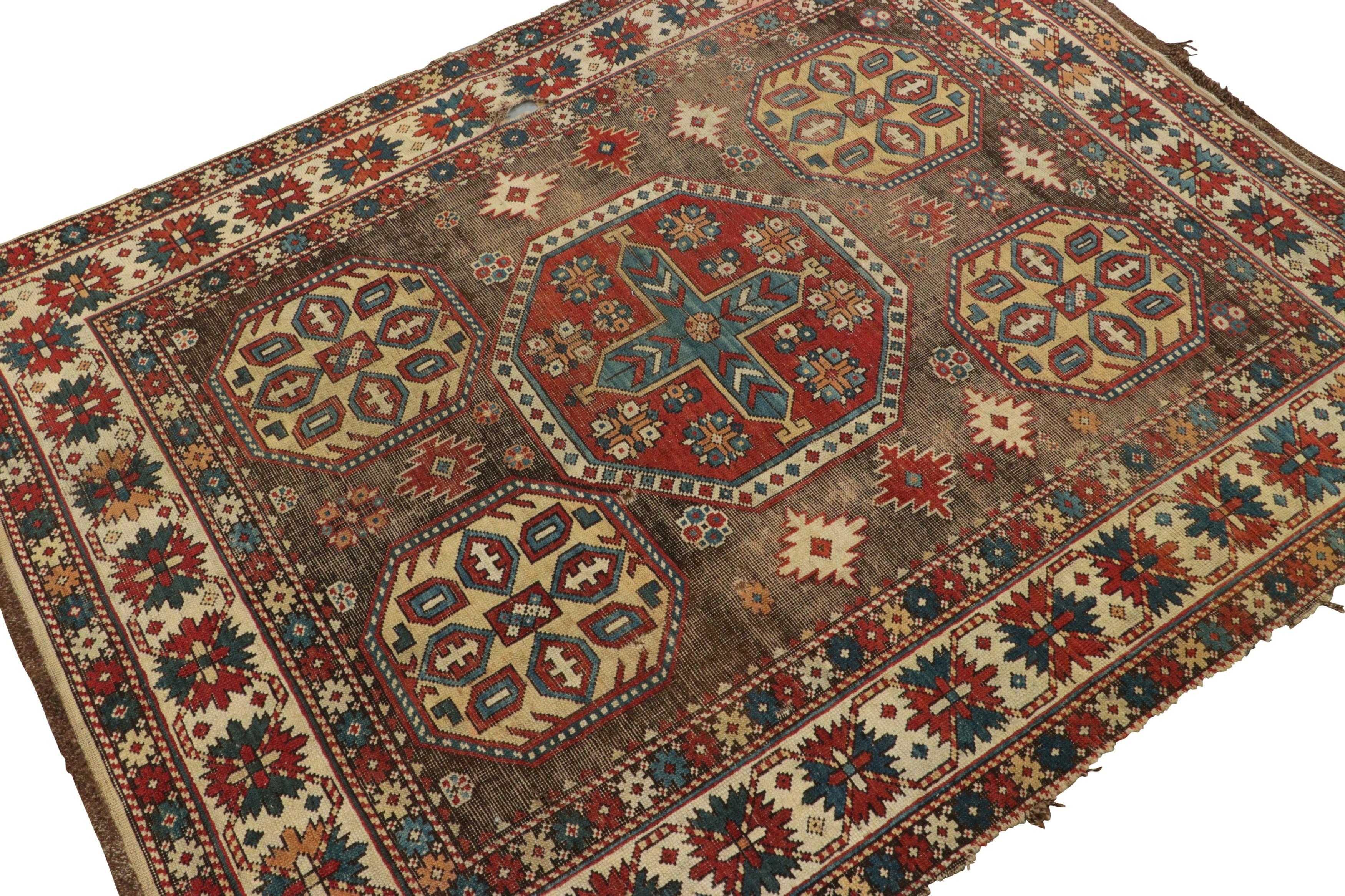 Antiker Kazak-Stammesteppich in Brown mit geometrischen Mustern, von Rug & Kilim (Russisch) im Angebot