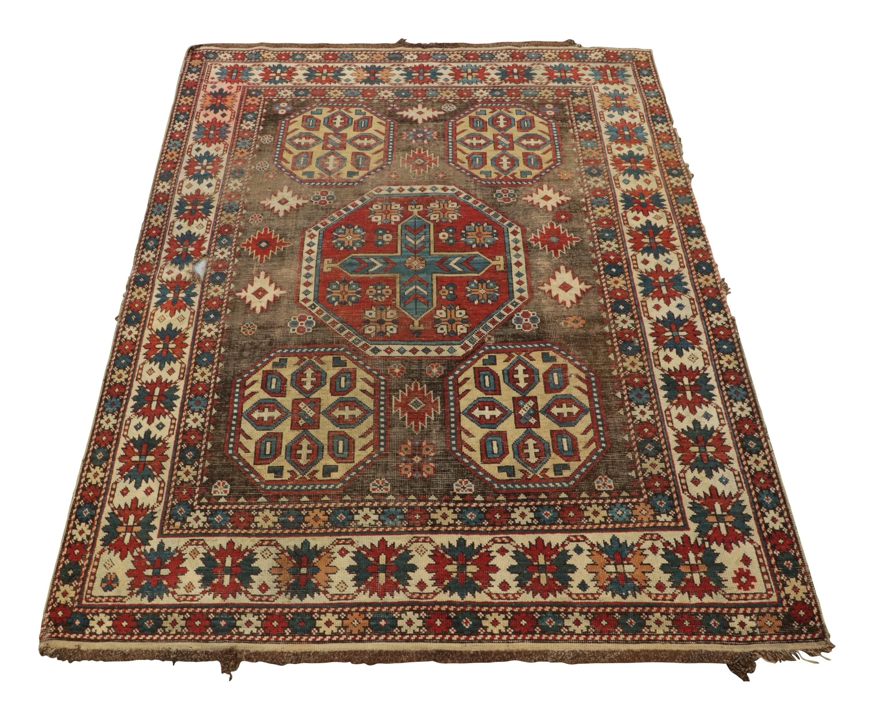 Antiker Kazak-Stammesteppich in Brown mit geometrischen Mustern, von Rug & Kilim (Handgeknüpft) im Angebot