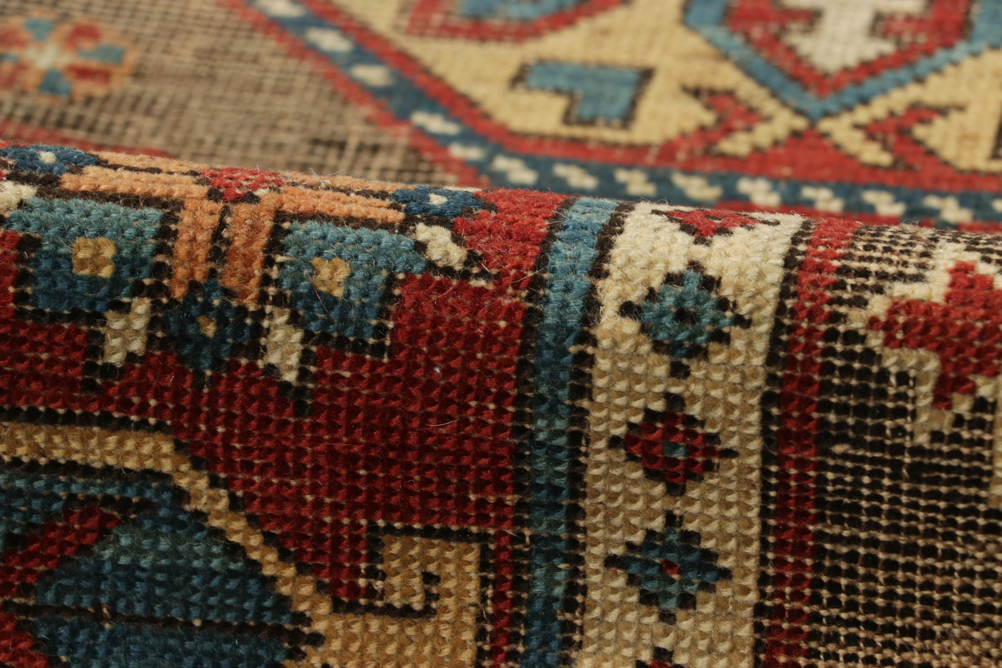 Antiker Kazak-Stammesteppich in Brown mit geometrischen Mustern, von Rug & Kilim (Wolle) im Angebot