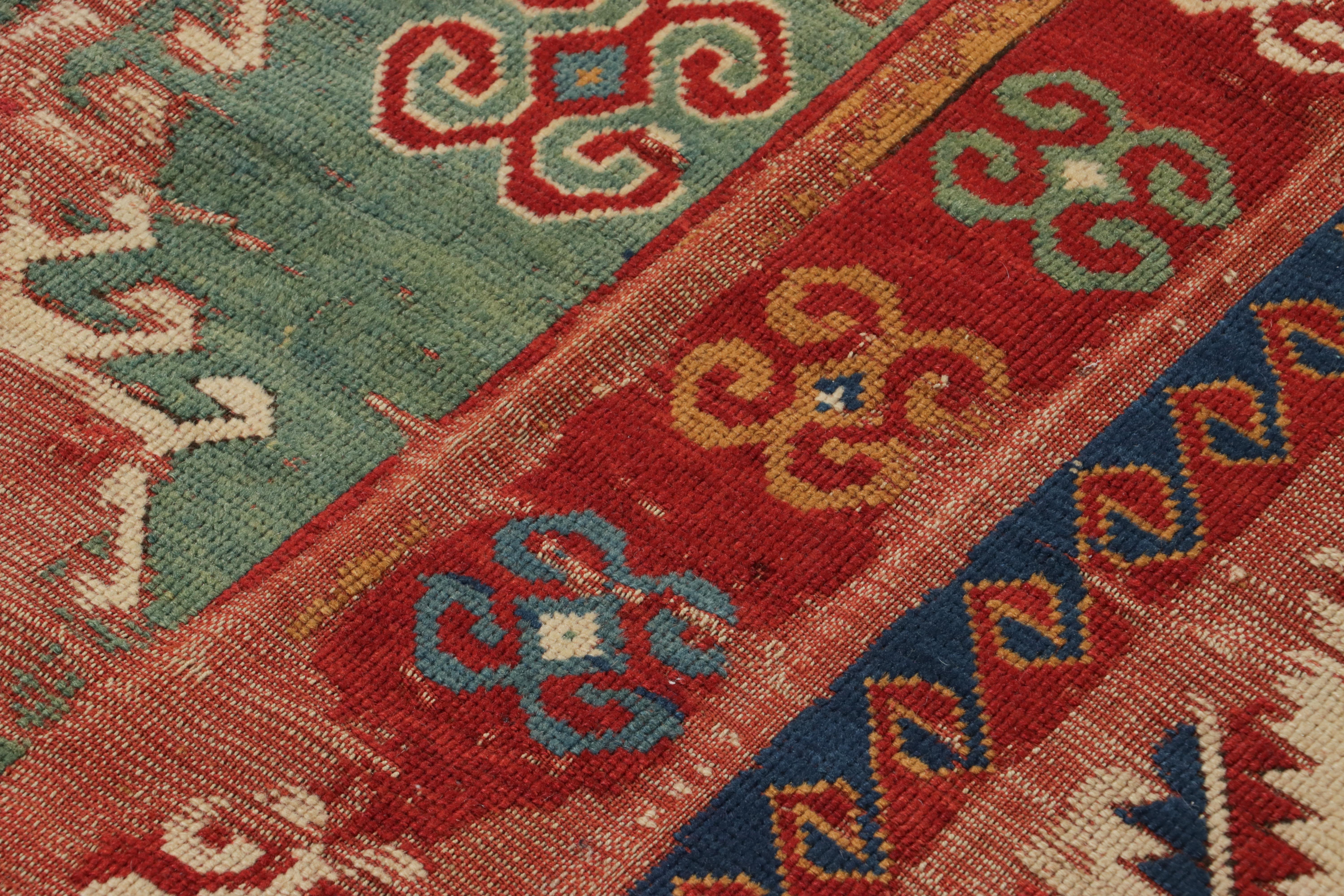 Annodato a mano in lana e originario del 1880-1890 circa, questo antico tappeto Tribal 4x6 è uno dei tappeti Kazak più intriganti aggiunti alla collezione di tappeti tribali classici di Rug & Kilim. 

Sul design: 

Questo antico tappeto kazako di