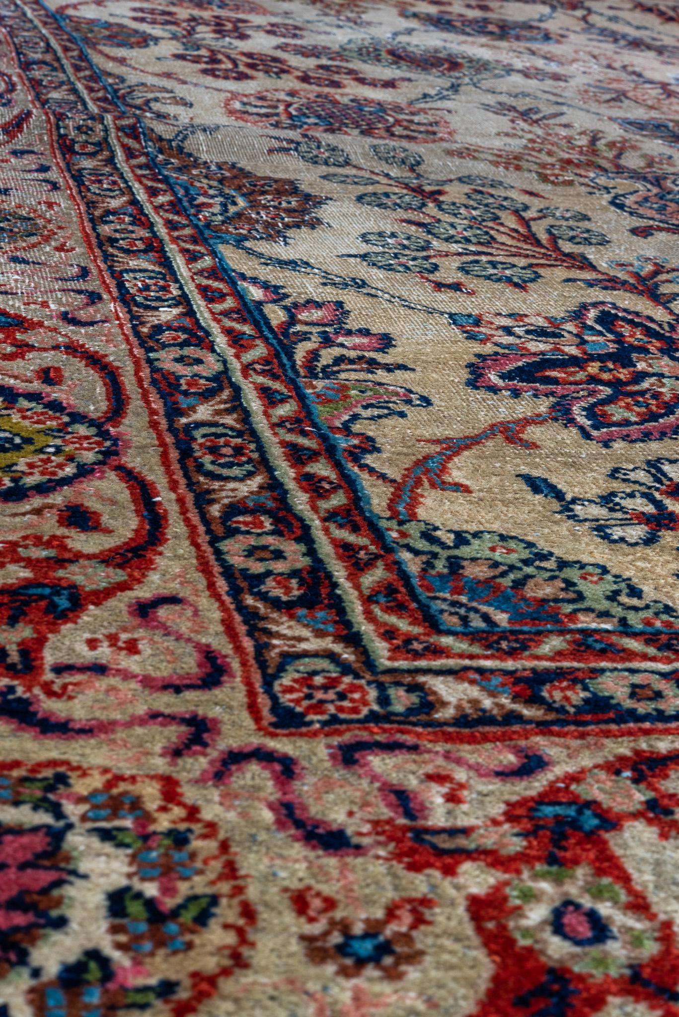 Il tappeto Antique Kazvin è caratterizzato da un medaglione floreale dai colori intensi e ricchi, che lo rendono un'aggiunta lussuosa a qualsiasi interno. Il suo design audace e le sue tonalità vivaci donano calore e raffinatezza agli ambienti