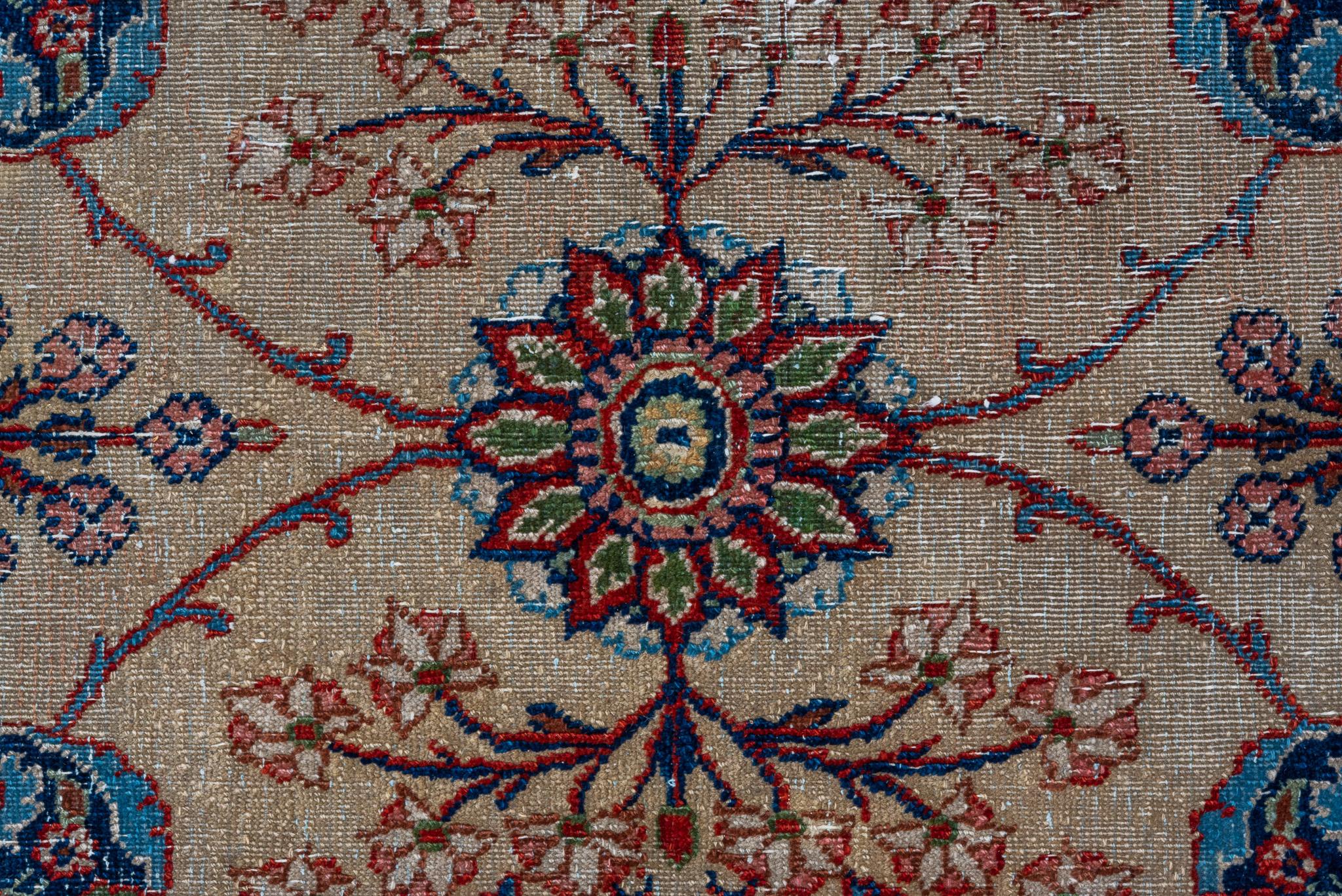 Lana Tappeto antico Kazvin con medaglione floreale in colori intensi e ricchi in vendita