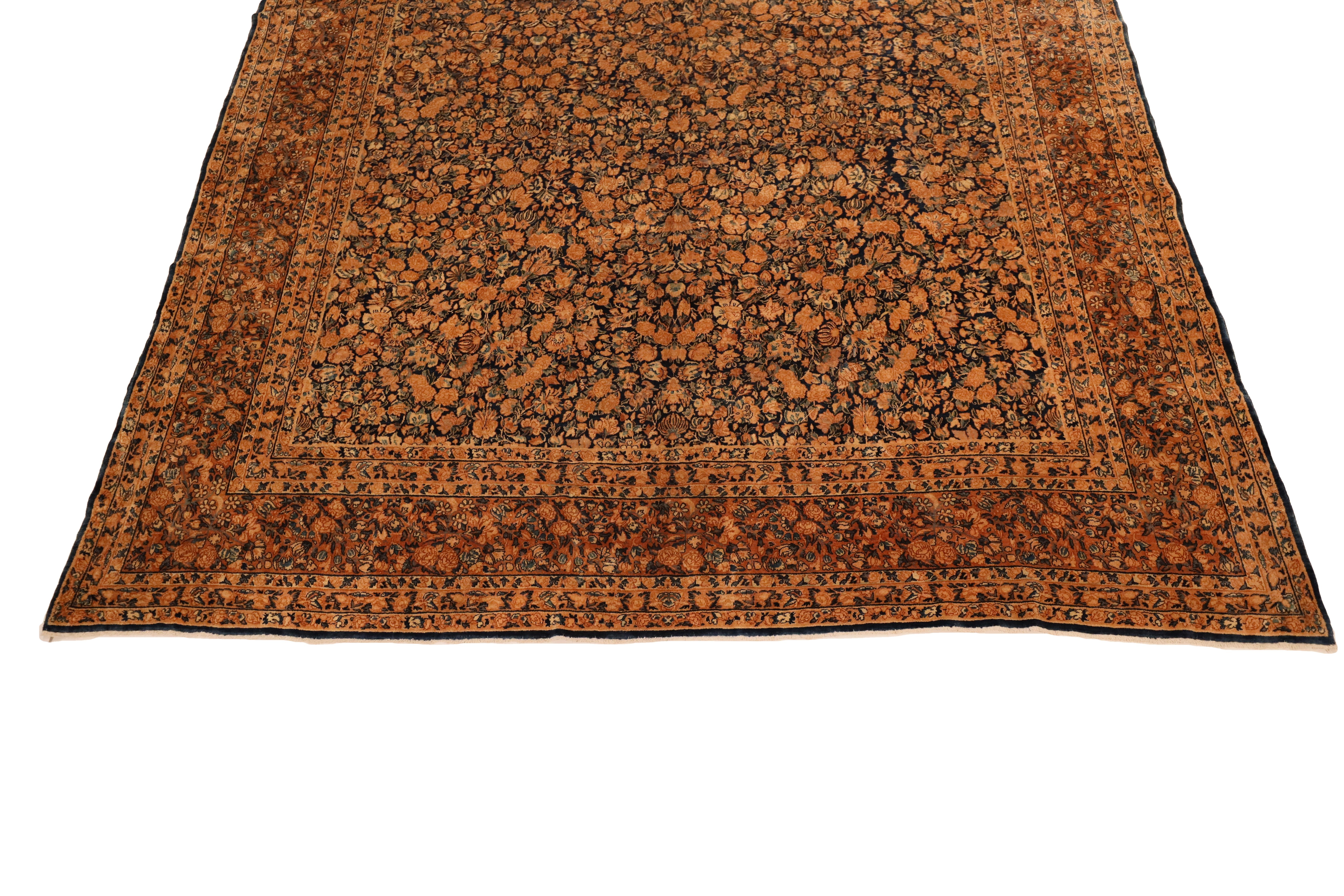 Dieser antike Kerman-Teppich aus der Zeit um 1920 ist ein wahres Meisterwerk, das Eleganz und Raffinesse ausstrahlt. Mit den Maßen 9'10