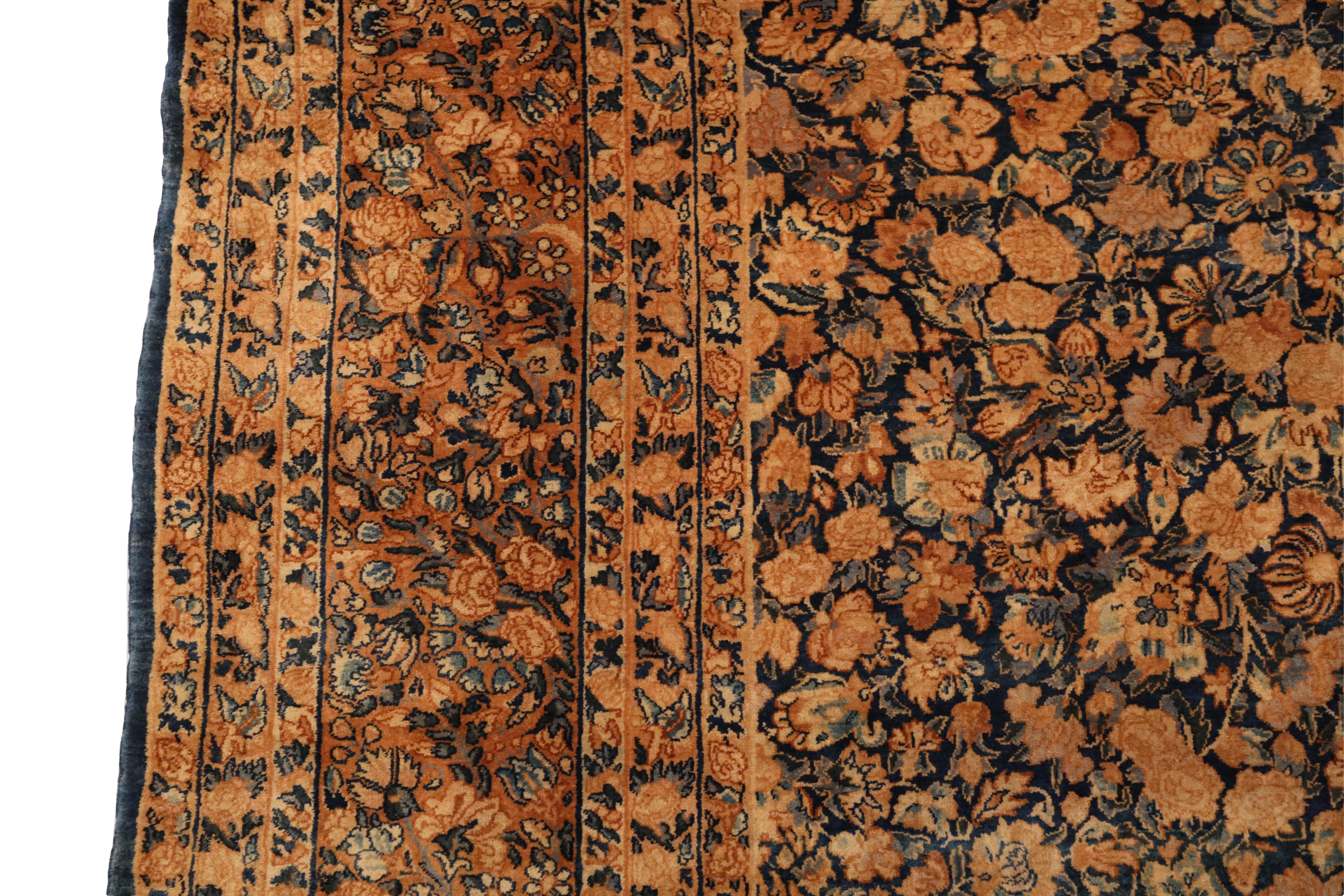 Antikes Kerman All-Over-Blumendesign, Beige & Marineblau - 10 x 17 (Kirman) im Angebot