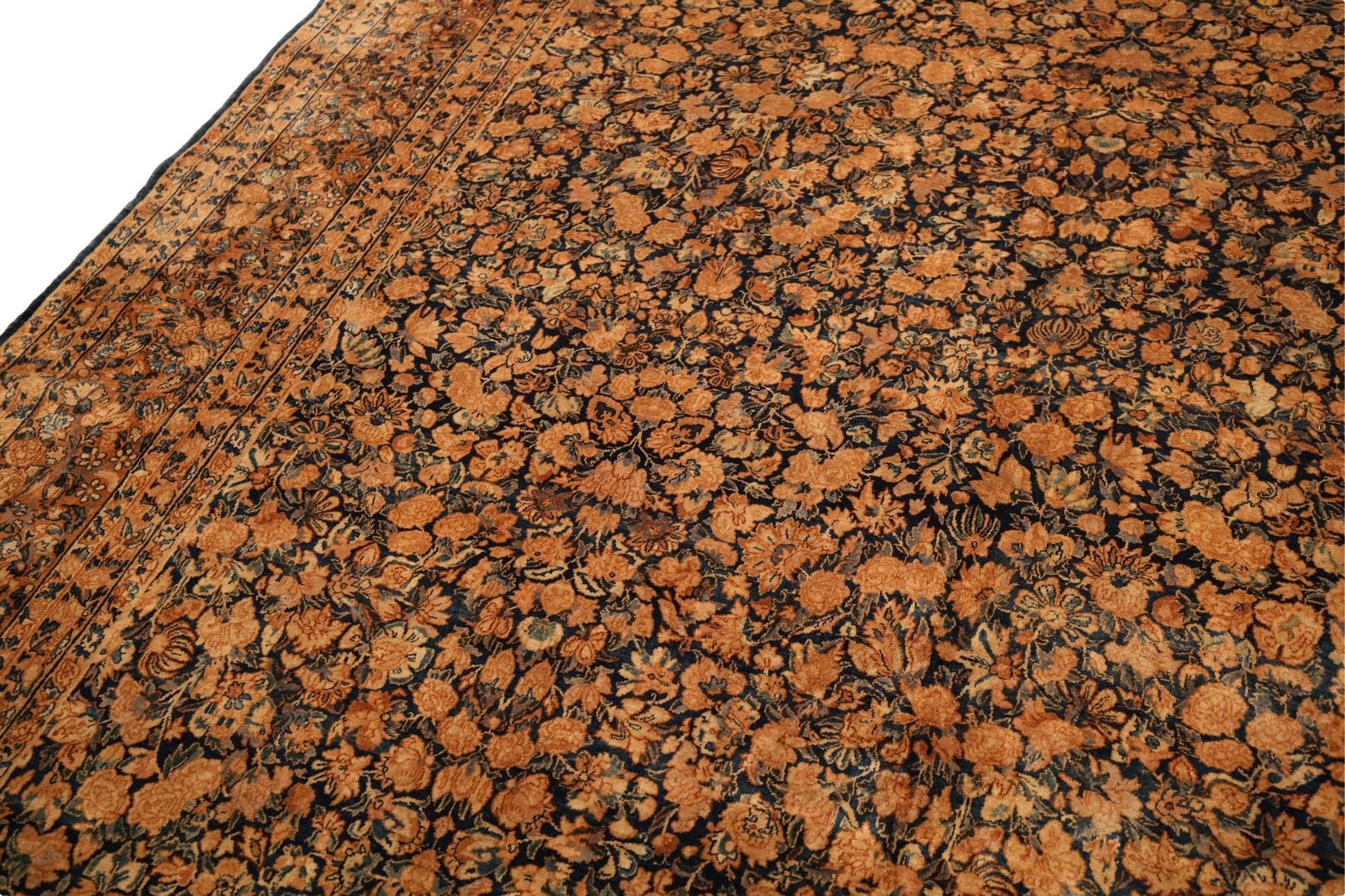 Antikes Kerman All-Over-Blumendesign, Beige & Marineblau - 10 x 17 (Frühes 20. Jahrhundert) im Angebot