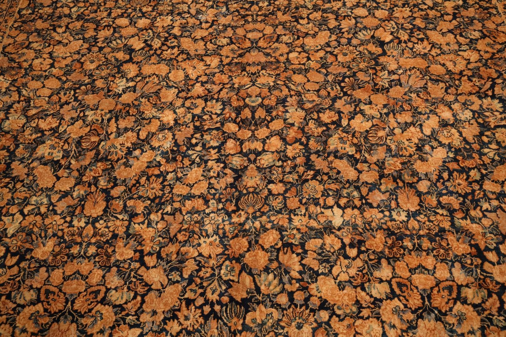 Antikes Kerman All-Over-Blumendesign, Beige & Marineblau - 10 x 17 (Wolle) im Angebot