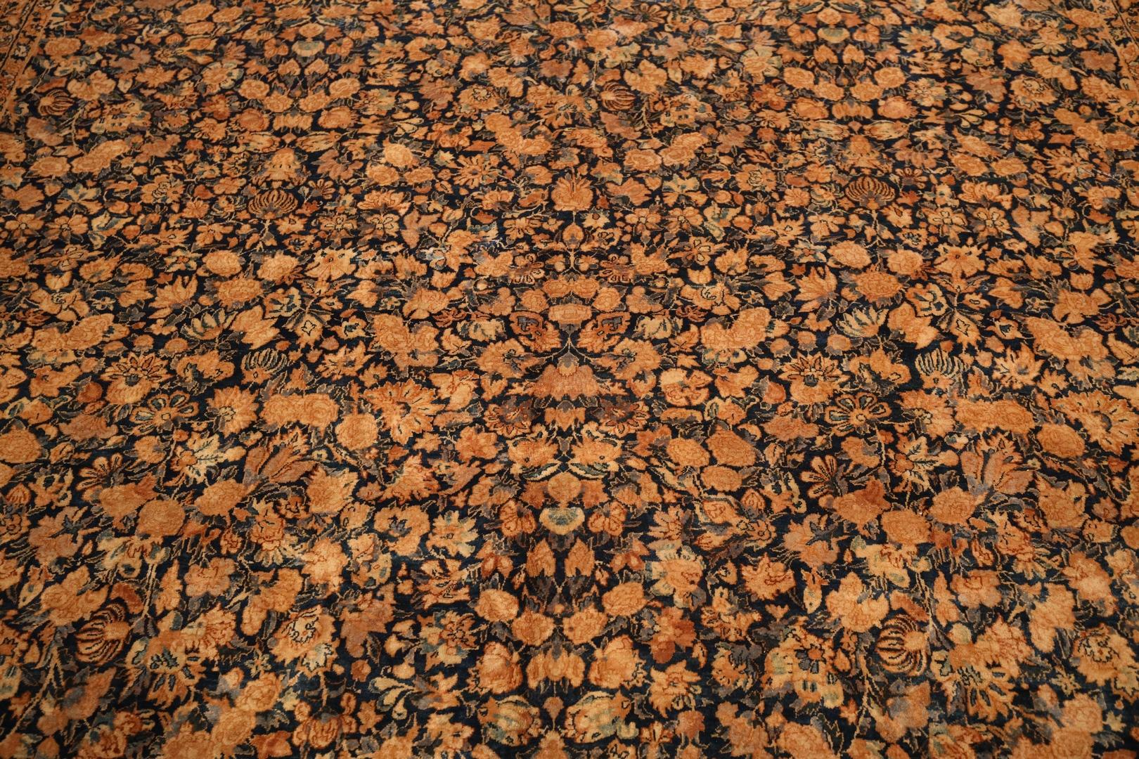 Antikes Kerman All-Over-Blumendesign, Beige & Marineblau - 10 x 17 im Angebot 1