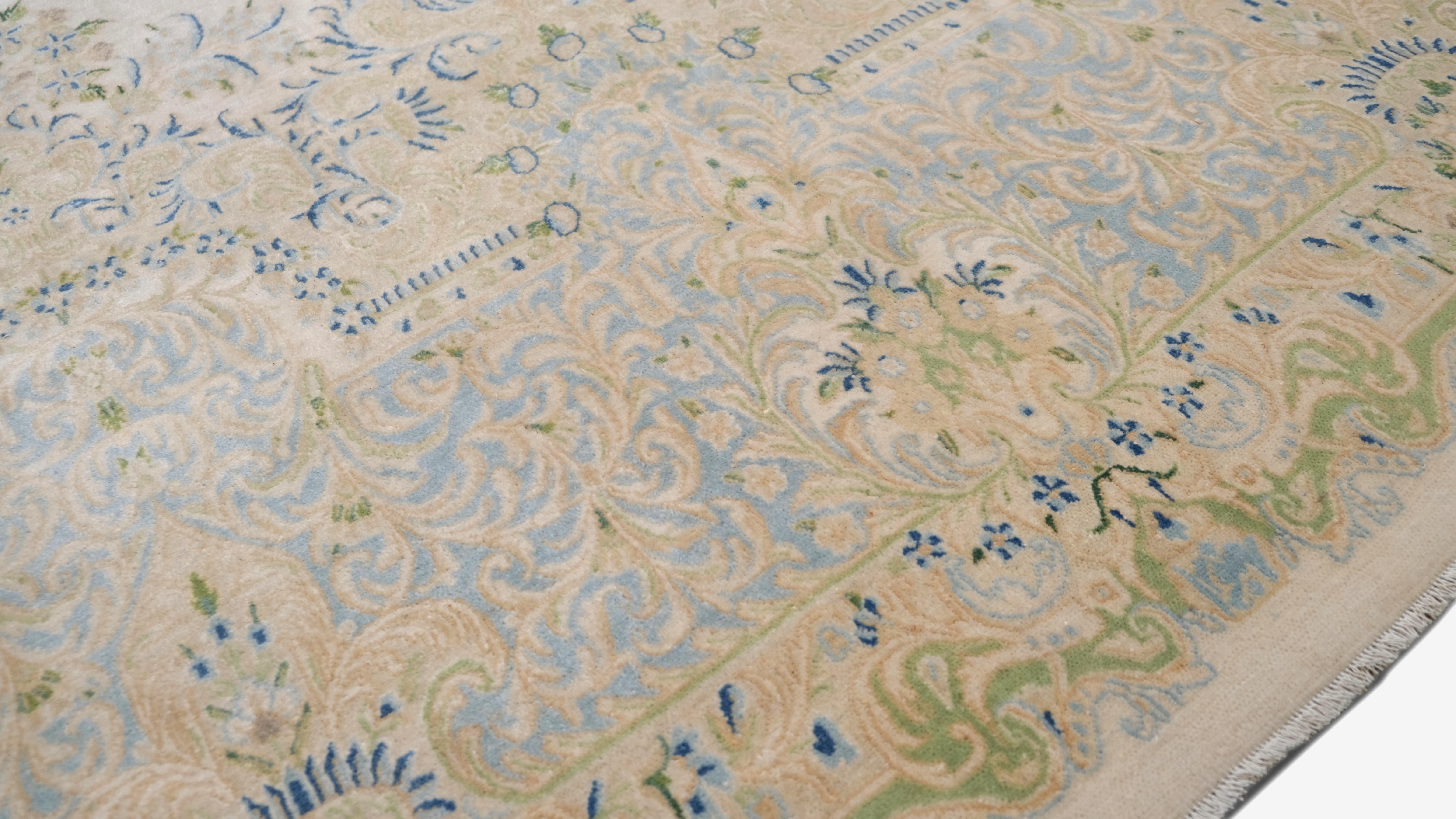 Esta impresionante alfombra antigua kerman de lana anudada a mano es un testimonio de la elegancia atemporal y la artesanía del  tradiciones de tejido. Con un exquisito medallón central rodeado de una exuberante variedad de motivos florales, esta