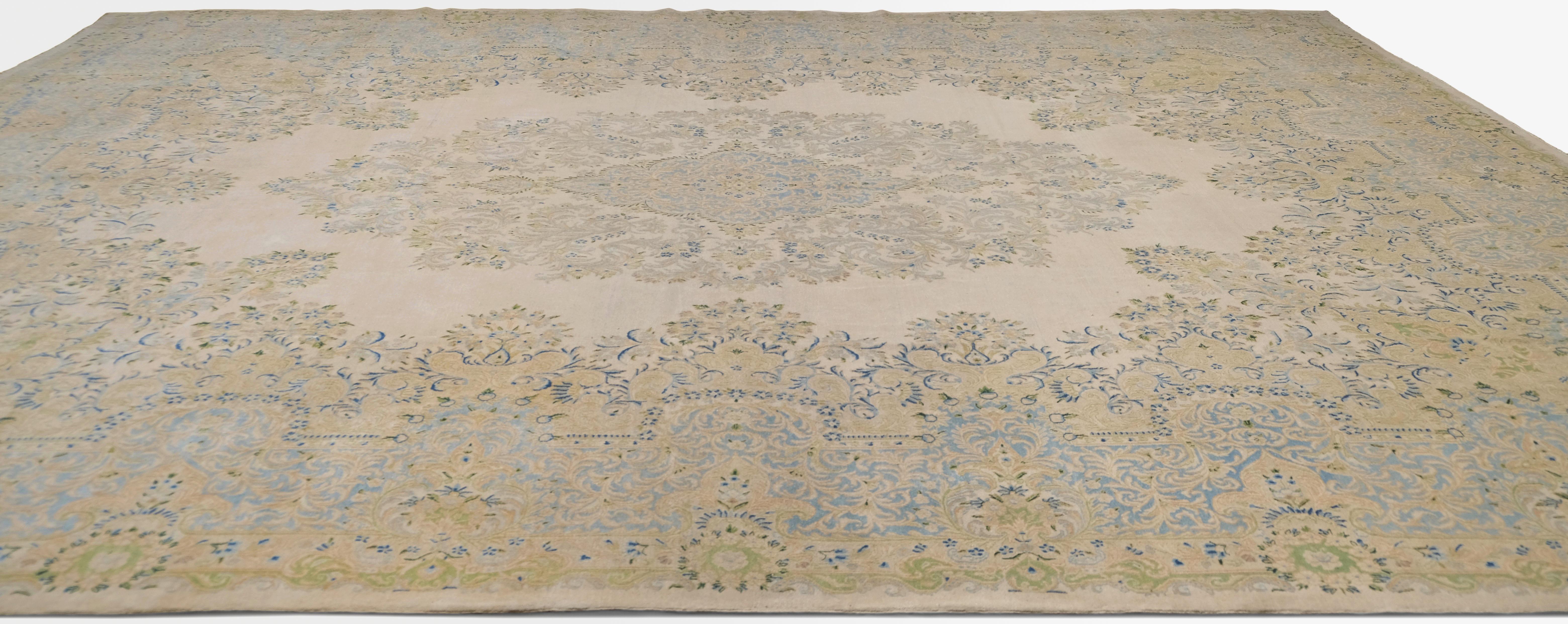 Alfombra antigua Kerman de lana beige, verde y azul 12'5''x18'5'' Persa en venta