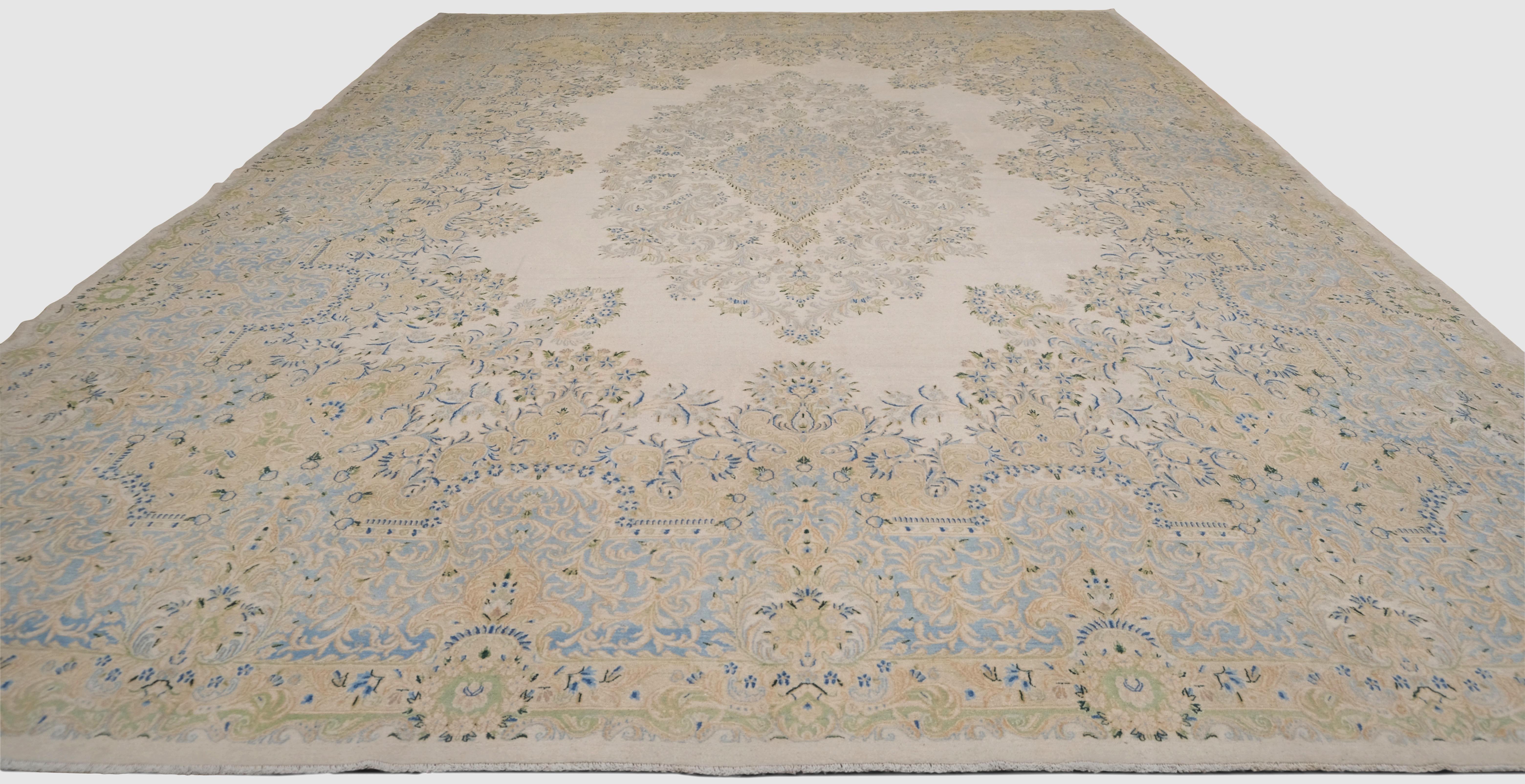 Alfombra antigua Kerman de lana beige, verde y azul 12'5''x18'5'' Anudado a mano en venta