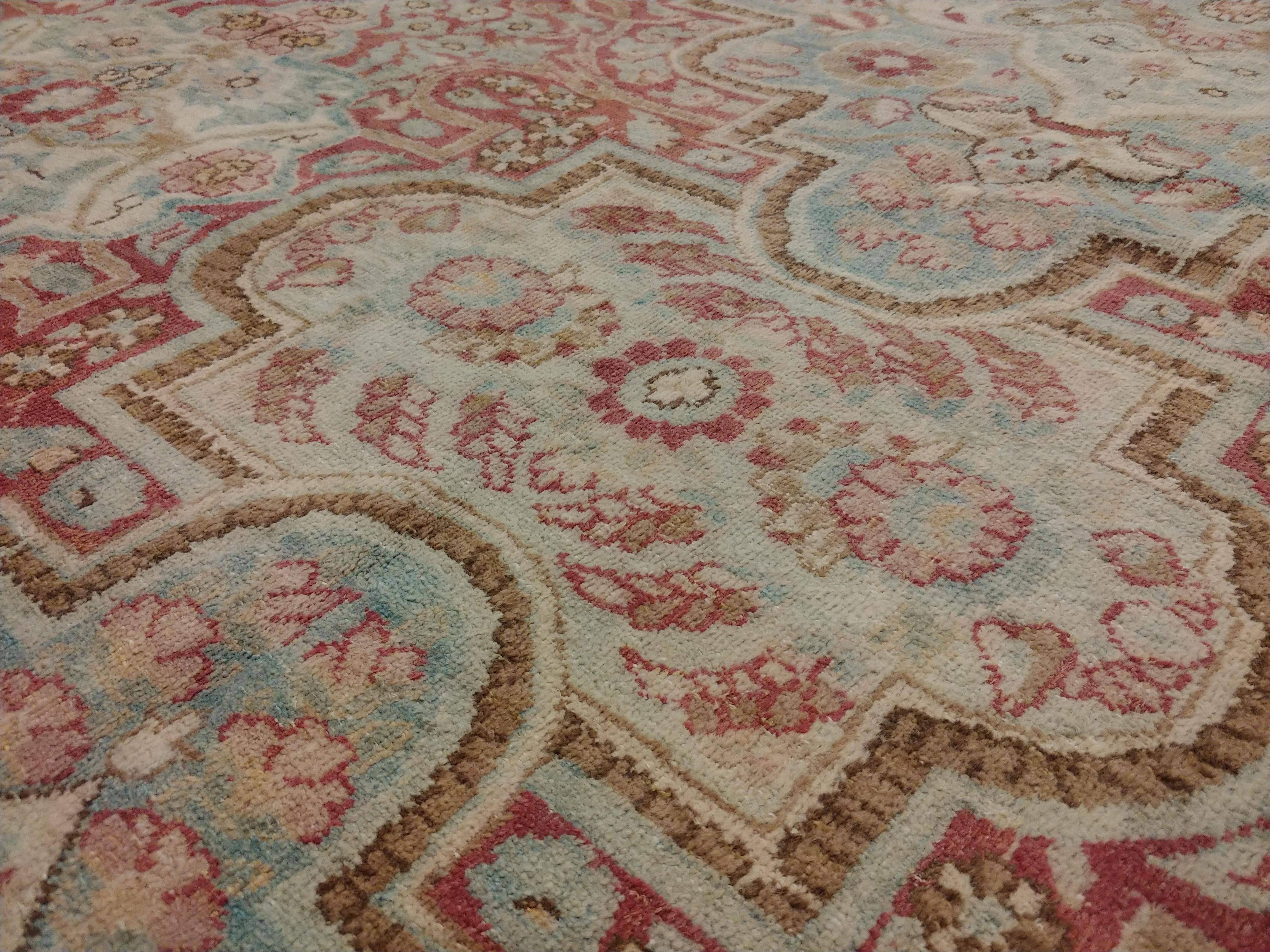 Antiker antiker Kerman-Teppich, handgefertigter persischer Teppich Wollteppich in Blau, Beige und Koralle (Persisch) im Angebot