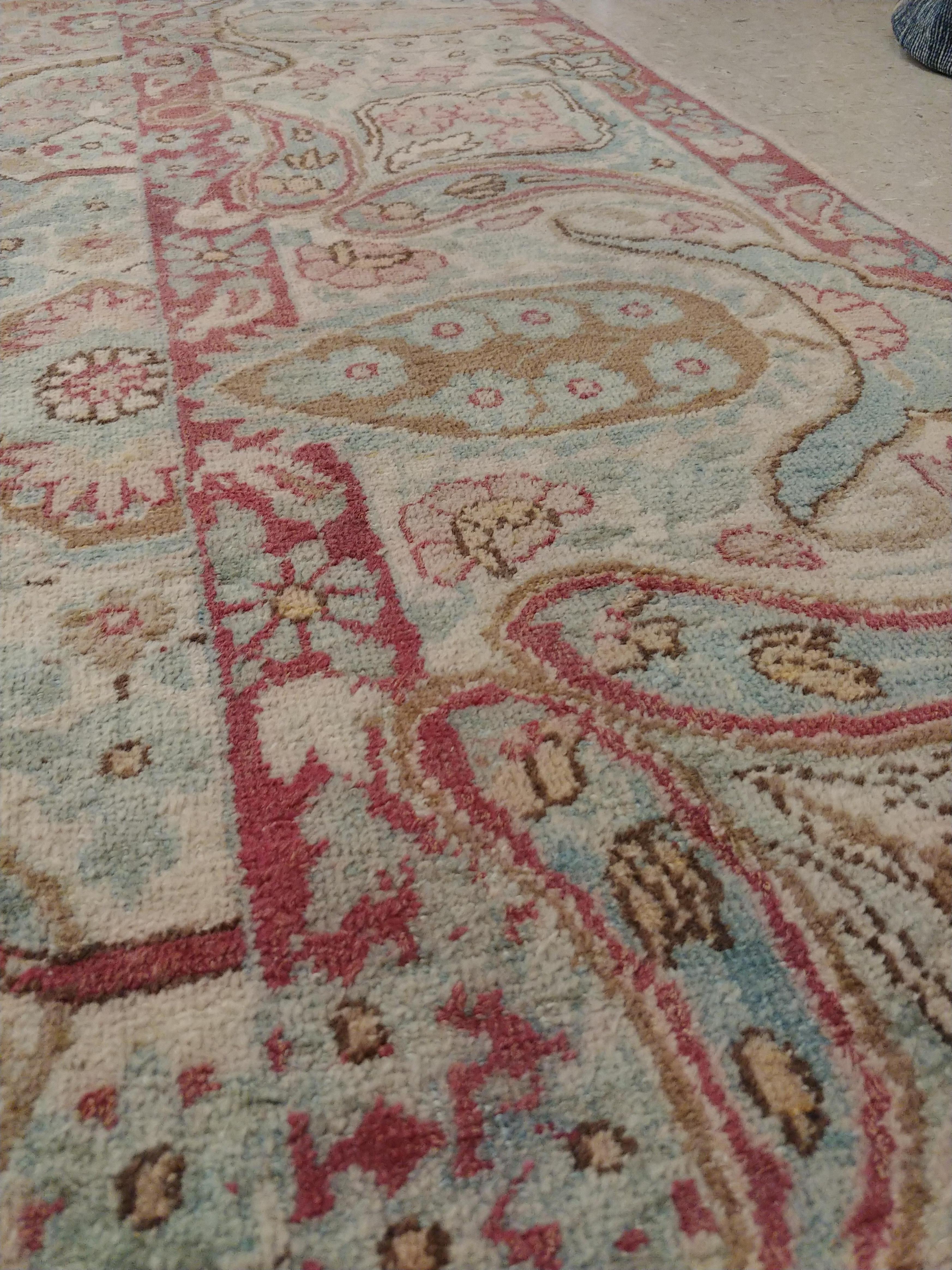 Antiker antiker Kerman-Teppich, handgefertigter persischer Teppich Wollteppich in Blau, Beige und Koralle im Zustand „Relativ gut“ im Angebot in Port Washington, NY