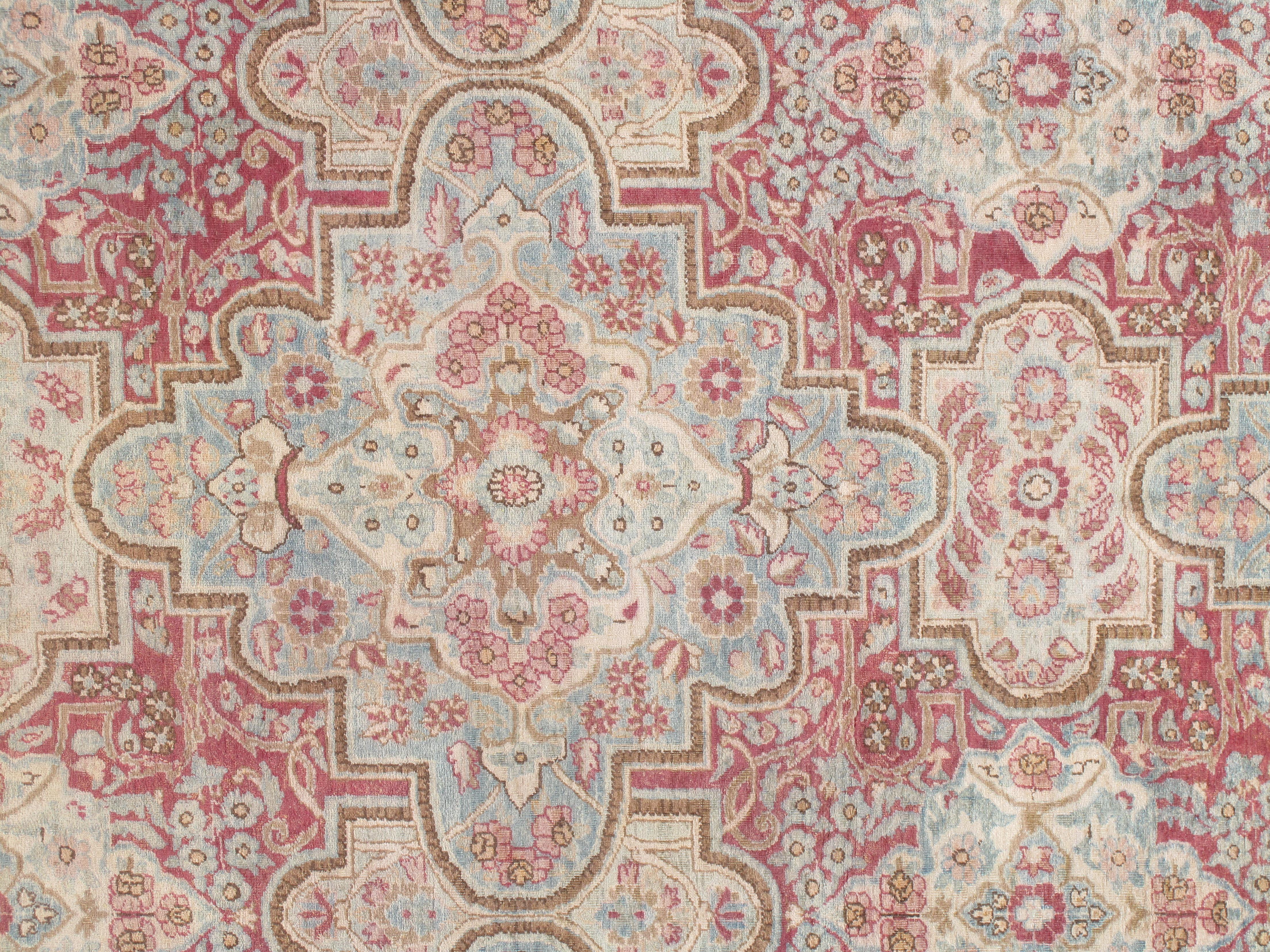 Antiker antiker Kerman-Teppich, handgefertigter persischer Teppich Wollteppich in Blau, Beige und Koralle (Wolle) im Angebot