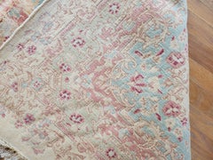 Antiker Kerman-Teppich, handgefertigt aus persischer Wolle, Hellblau, Beige und Koralle