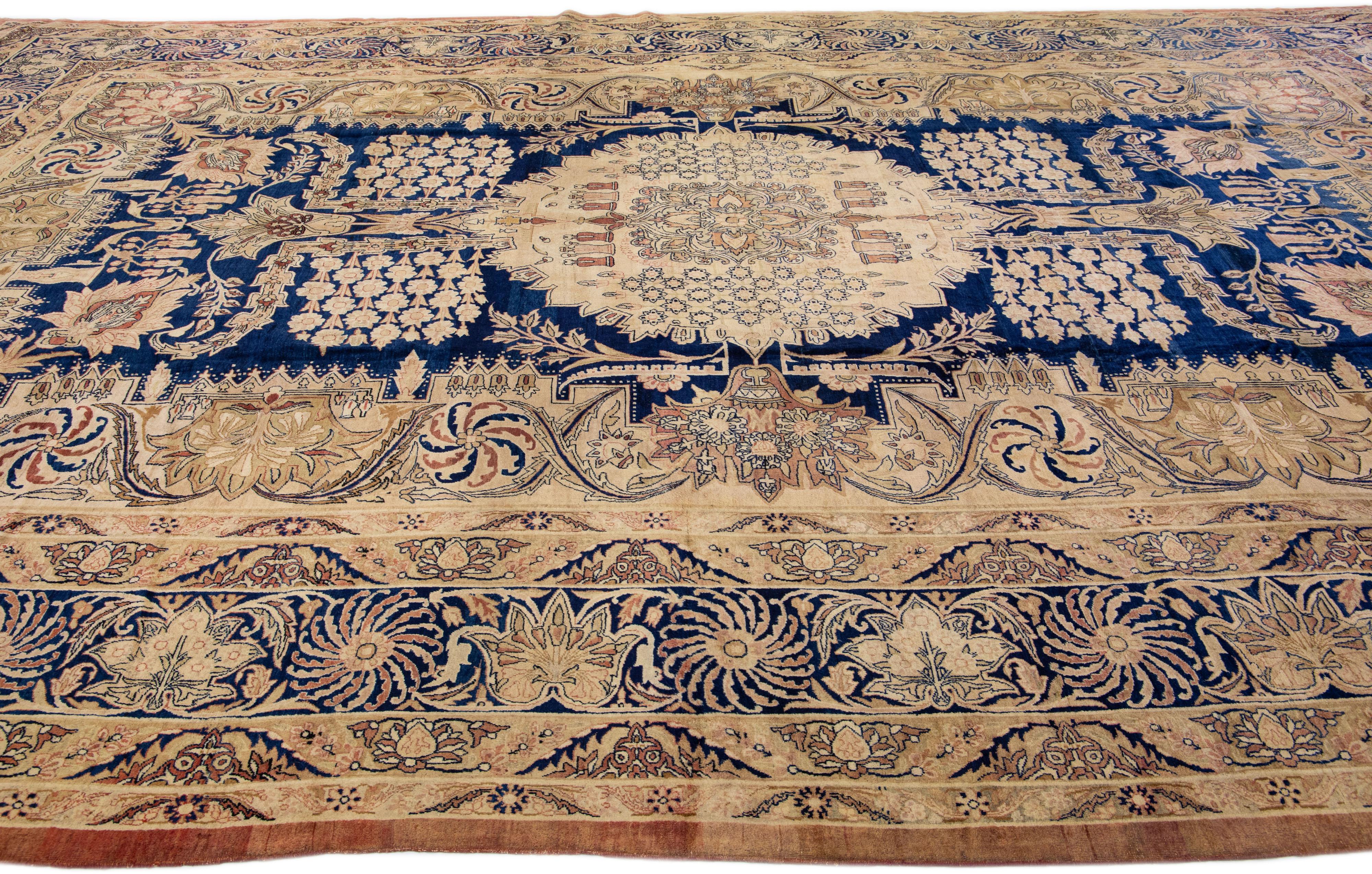 Noué à la main Tapis Kerman ancien en laine persane beige et bleu, fait à la main, avec motif sur toute sa surface en vente