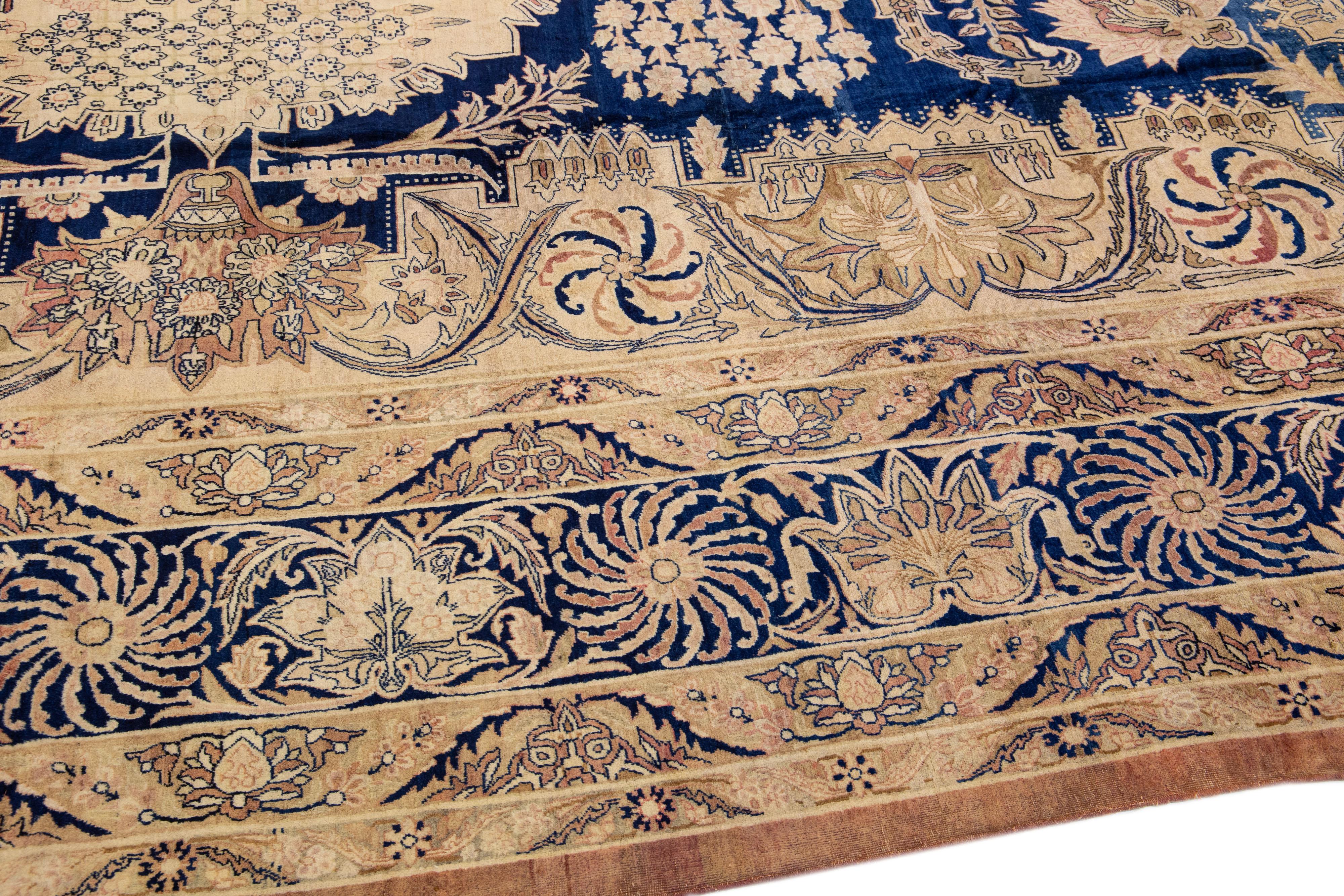20ième siècle Tapis Kerman ancien en laine persane beige et bleu, fait à la main, avec motif sur toute sa surface en vente