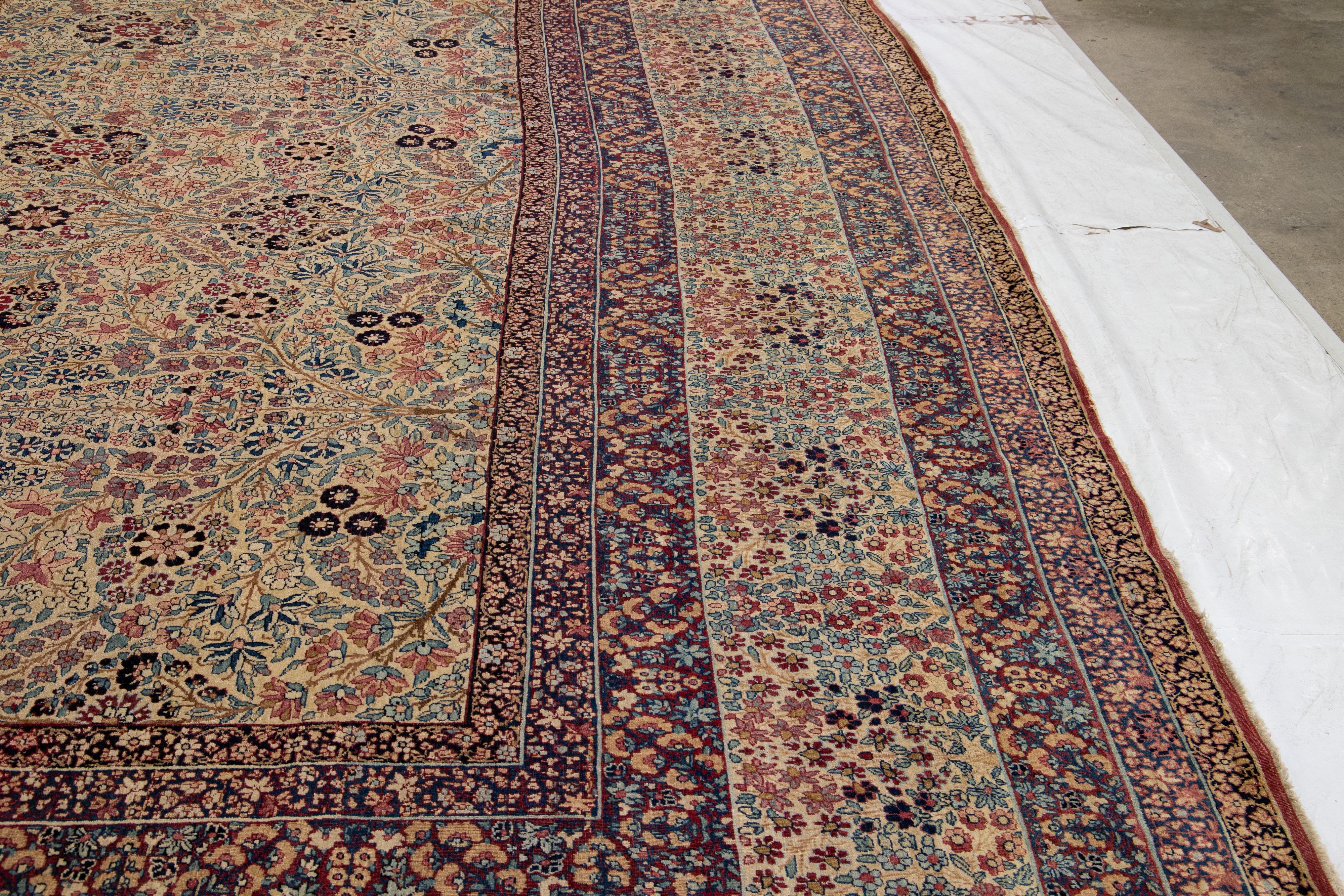 Tapis Kerman ancien en laine persane beige fait à la main avec motif floral sur toute sa surface en vente 1