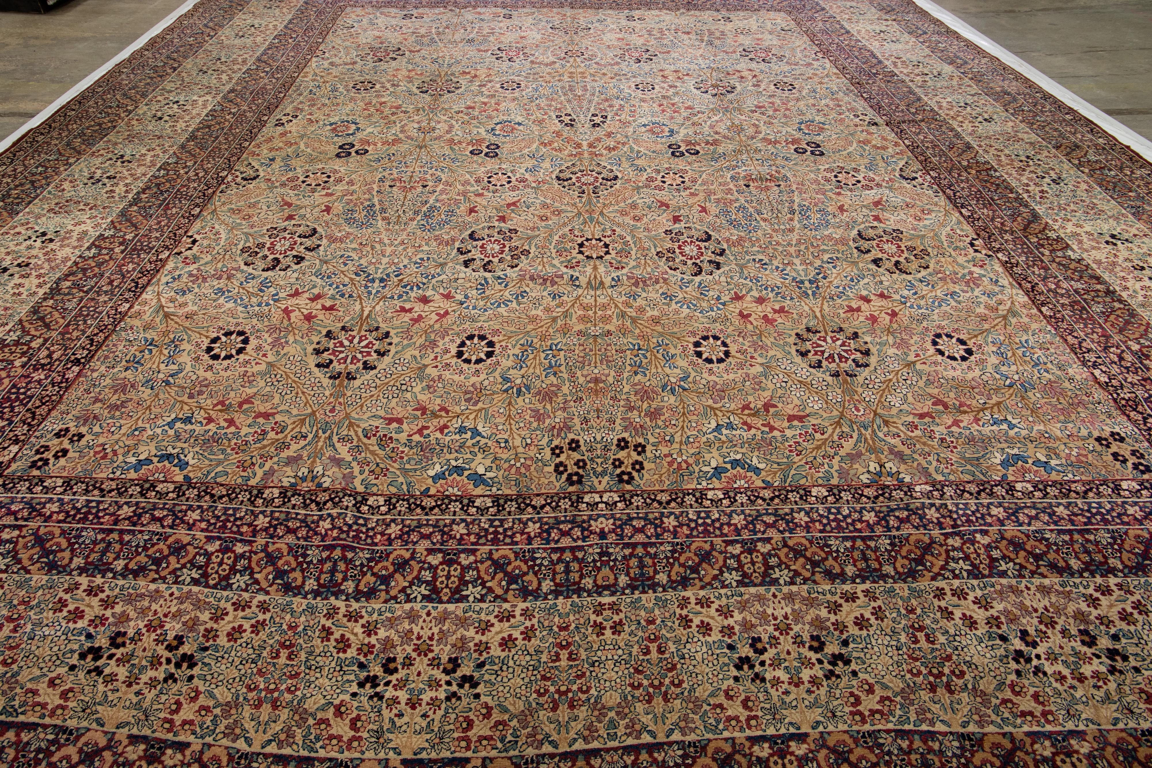 Tapis Kerman ancien en laine persane beige fait à la main avec motif floral sur toute sa surface en vente 2