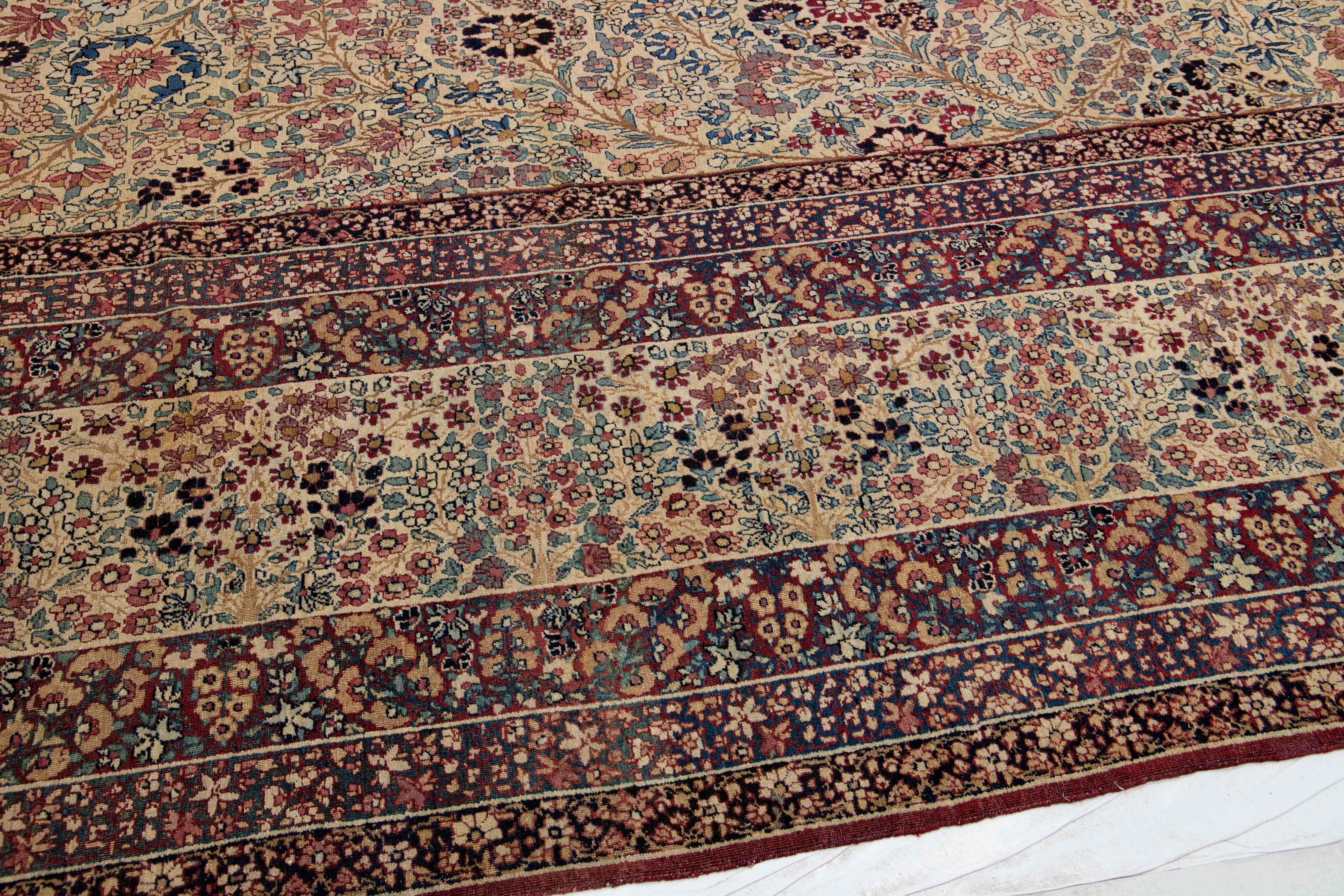 Tapis Kerman ancien en laine persane beige fait à la main avec motif floral sur toute sa surface en vente 3