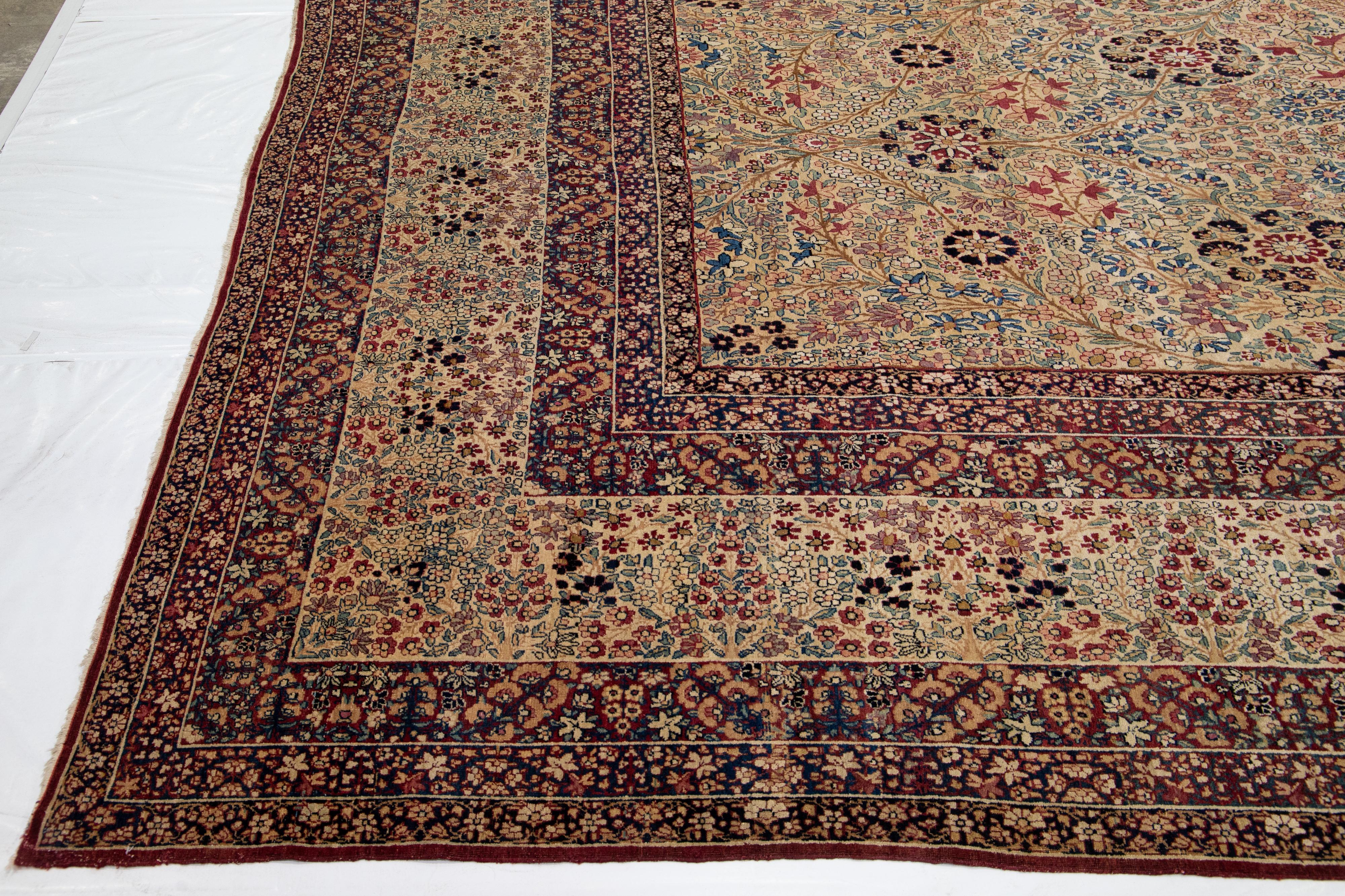 20ième siècle Tapis Kerman ancien en laine persane beige fait à la main avec motif floral sur toute sa surface en vente