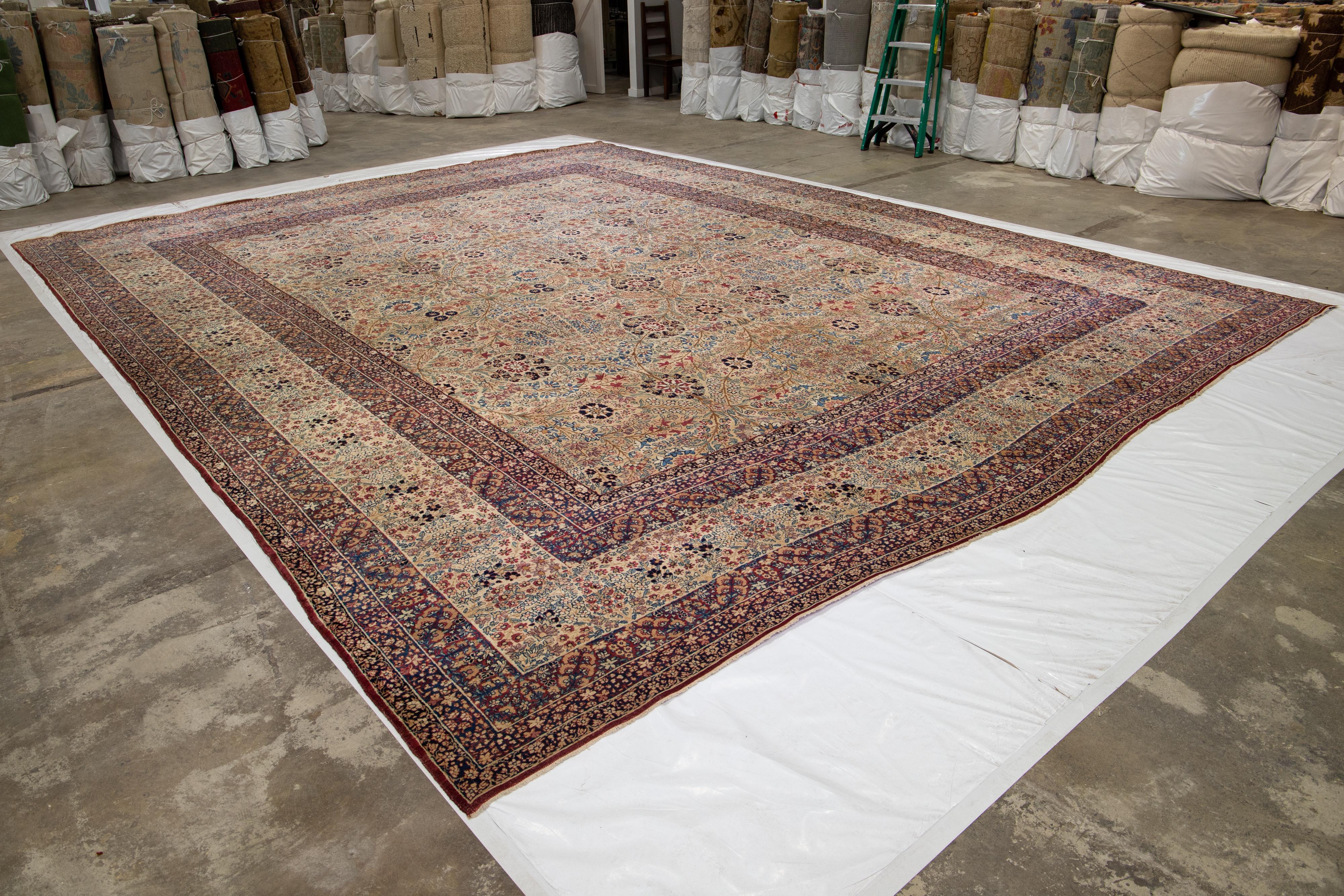 Laine Tapis Kerman ancien en laine persane beige fait à la main avec motif floral sur toute sa surface en vente