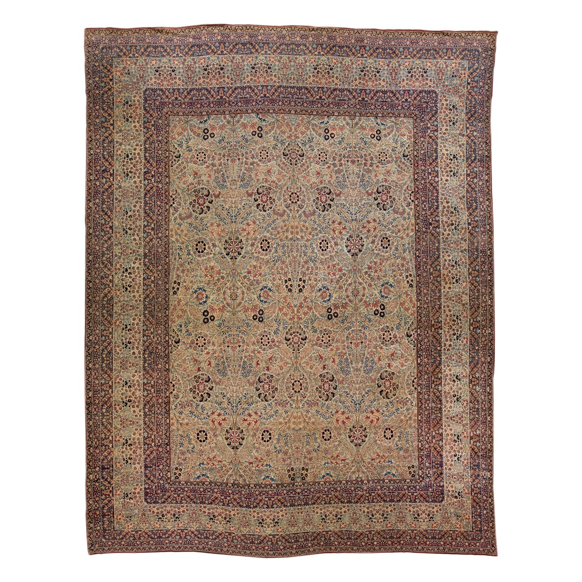 Antico tappeto Kerman in lana persiana beige fatto a mano con motivo floreale all'aperto