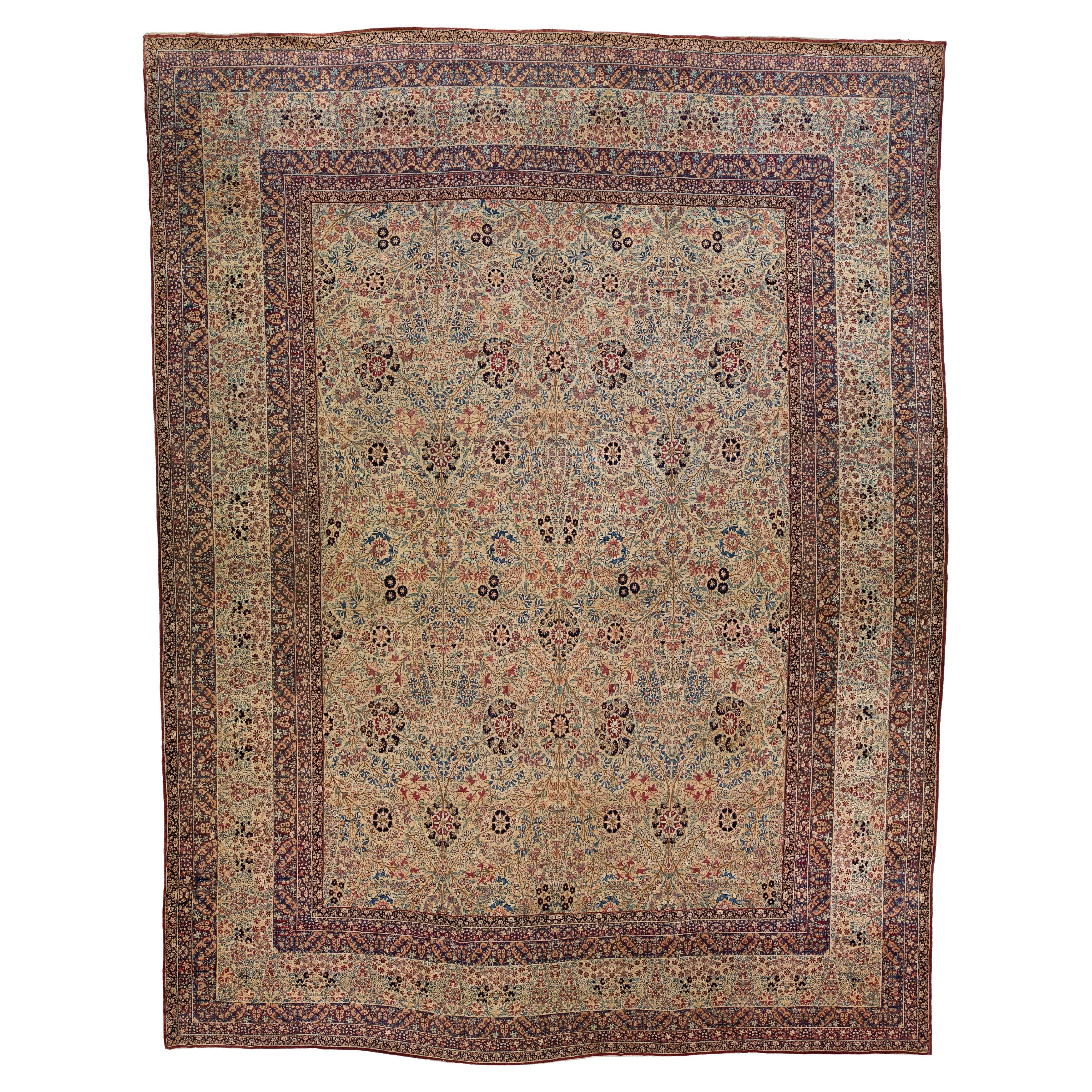 Tapis Kerman ancien en laine persane beige fait à la main avec motif floral sur toute sa surface
