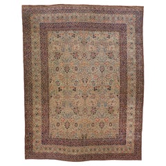 Tapis Kerman ancien en laine persane beige fait à la main avec motif floral sur toute sa surface