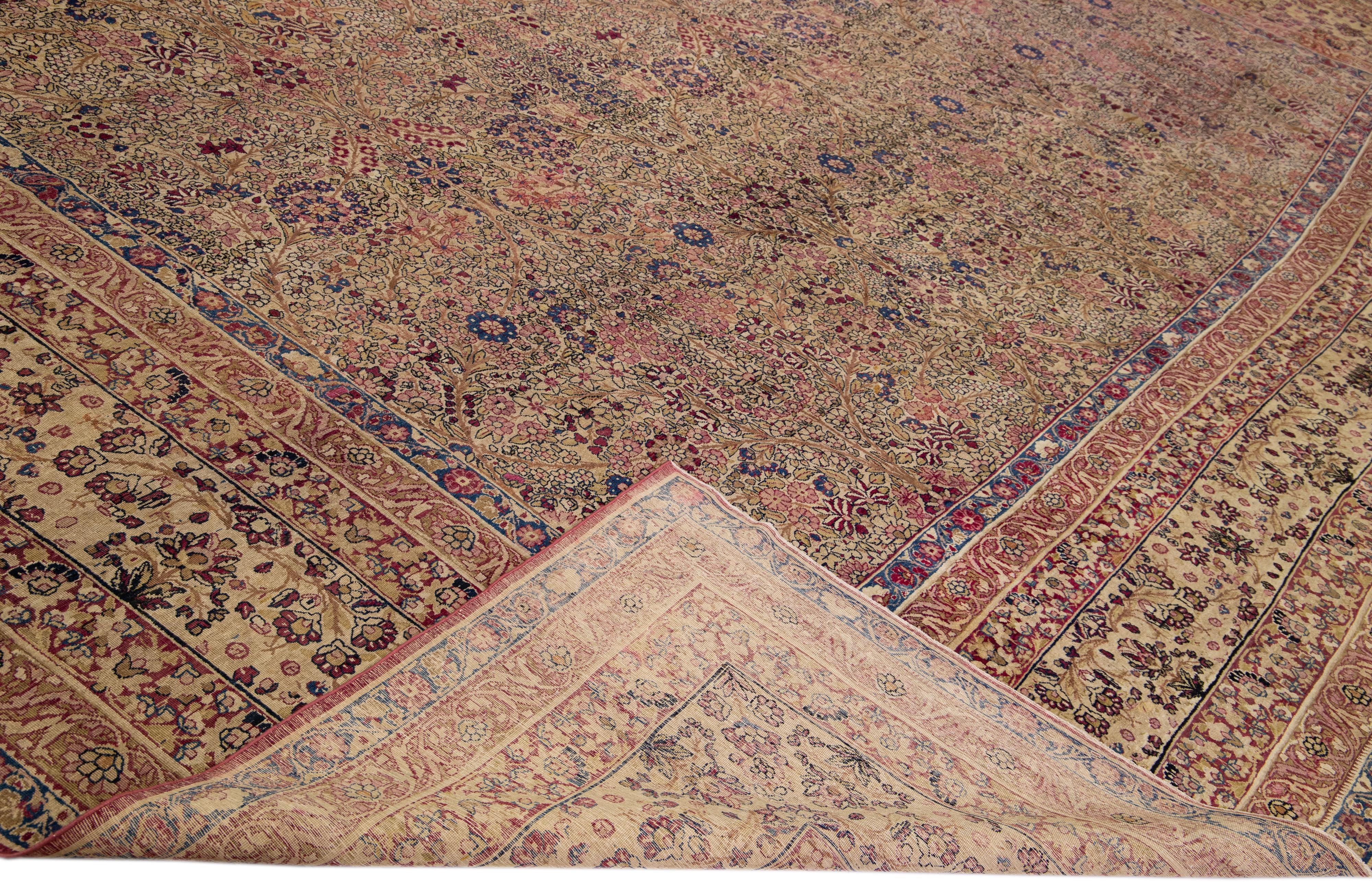 Schöner antiker handgeknüpfter Wollteppich aus Kerman mit beigem Feld. Dieser Perserteppich hat mehrfarbige Akzente in einem wunderschönen floralen All-Over-Gartenmuster.

Dieser Teppich misst: 17'4