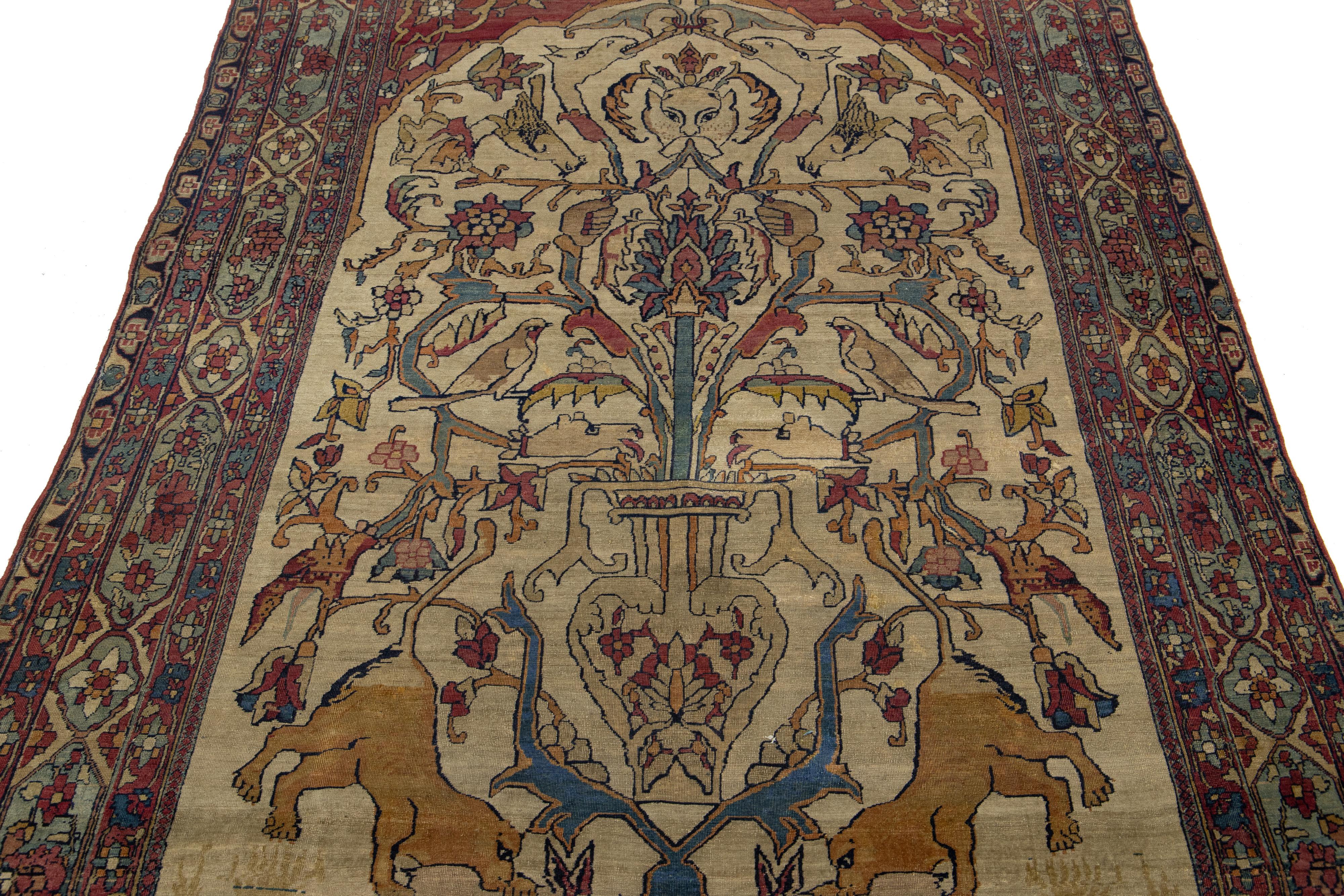 Questo antico tappeto Kerman, proveniente dalla Persia e risalente al 1890 circa, presenta un disegno a 