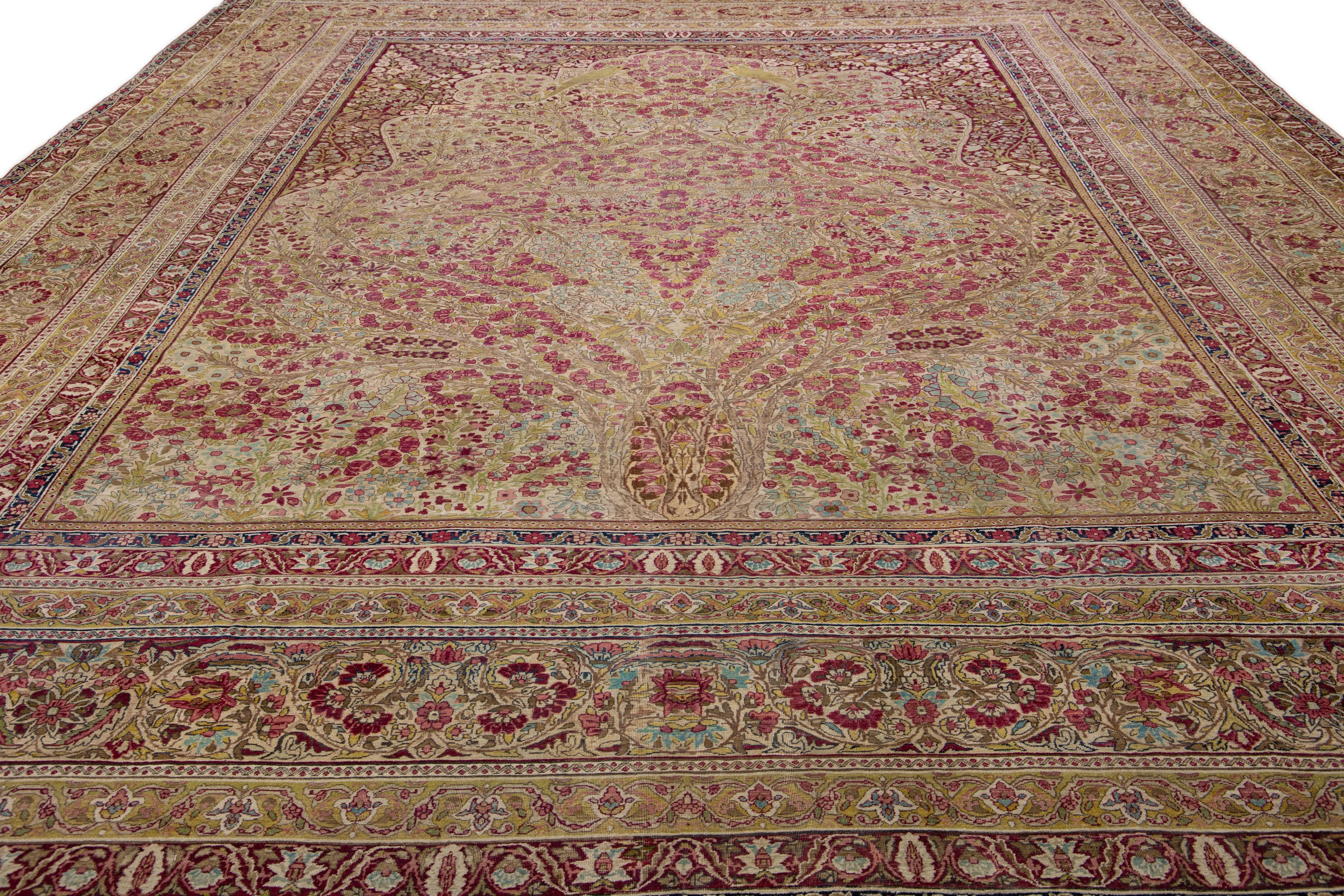Kirman Tapis Kerman ancien en laine persane rose fait à la main avec motif floral sur toute sa surface en vente