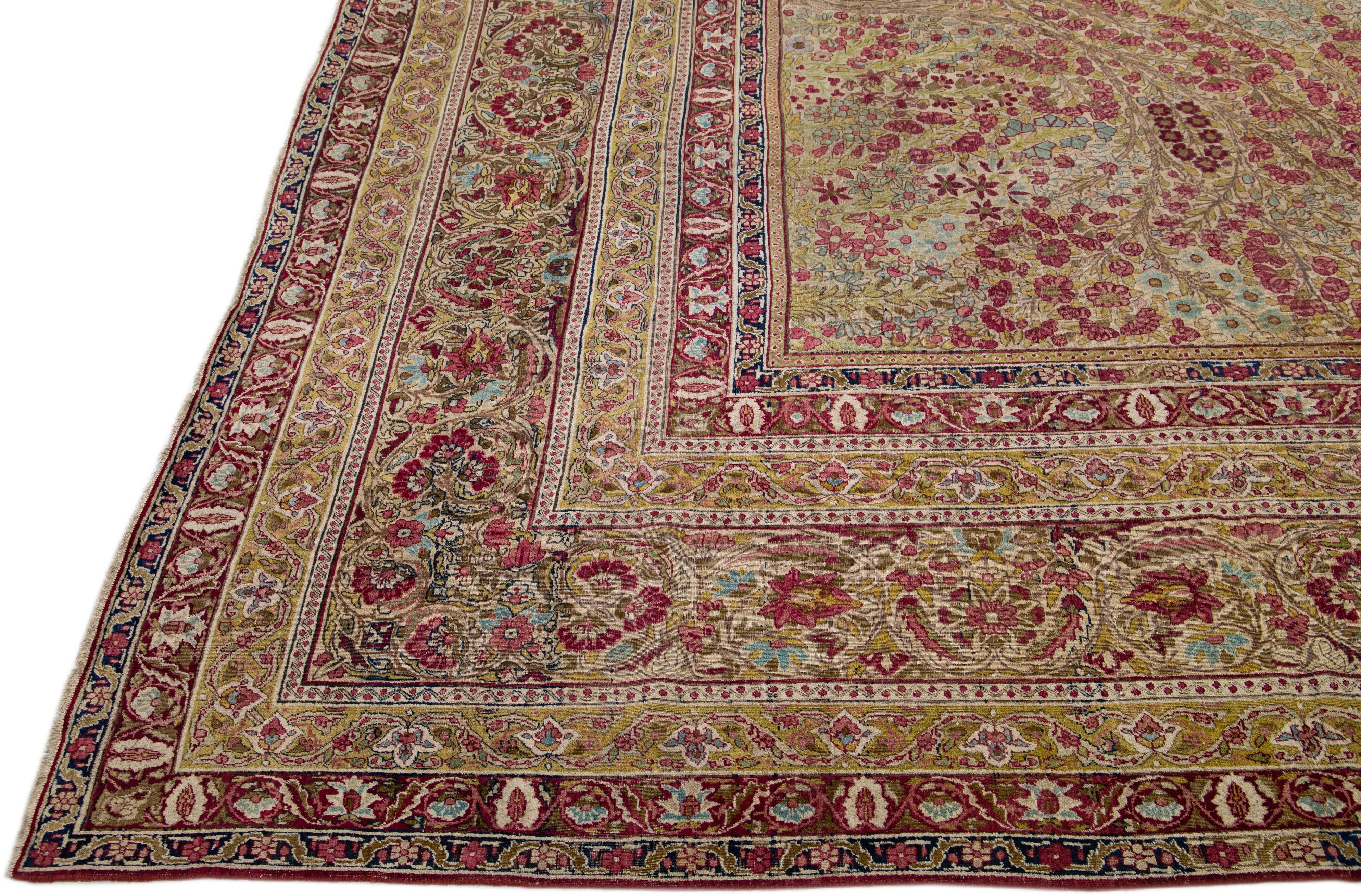 Perse Tapis Kerman ancien en laine persane rose fait à la main avec motif floral sur toute sa surface en vente