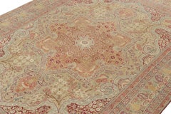 Antiker persischer Kerman Lavar-Teppich mit Blumenmedaillon, von Rug & Kilim