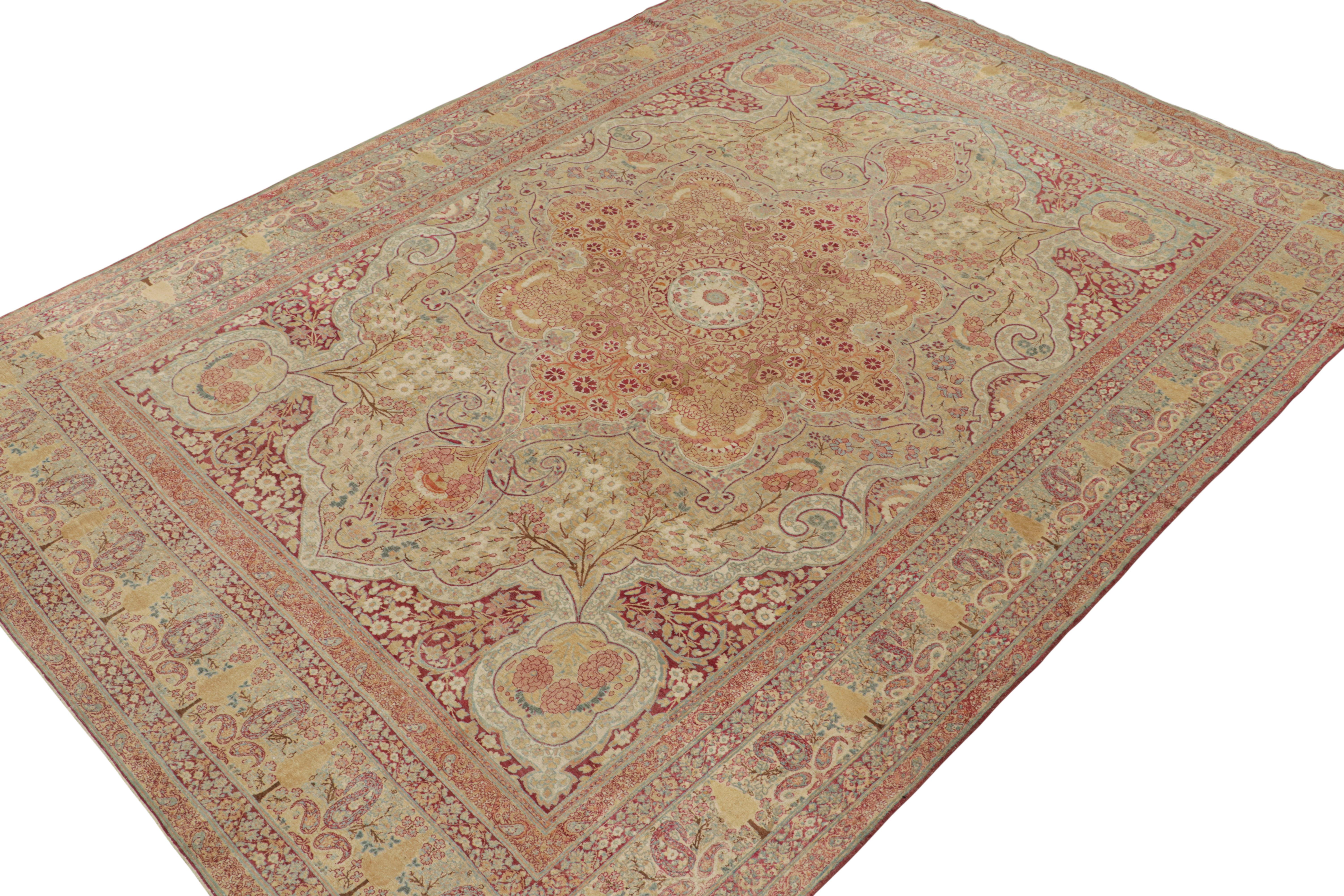 Antiker persischer Kerman Lavar-Teppich mit Blumenmedaillon, von Rug & Kilim (Handgeknüpft) im Angebot