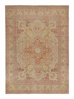 Antiker persischer Kerman Lavar-Teppich mit Blumenmedaillon, von Rug & Kilim