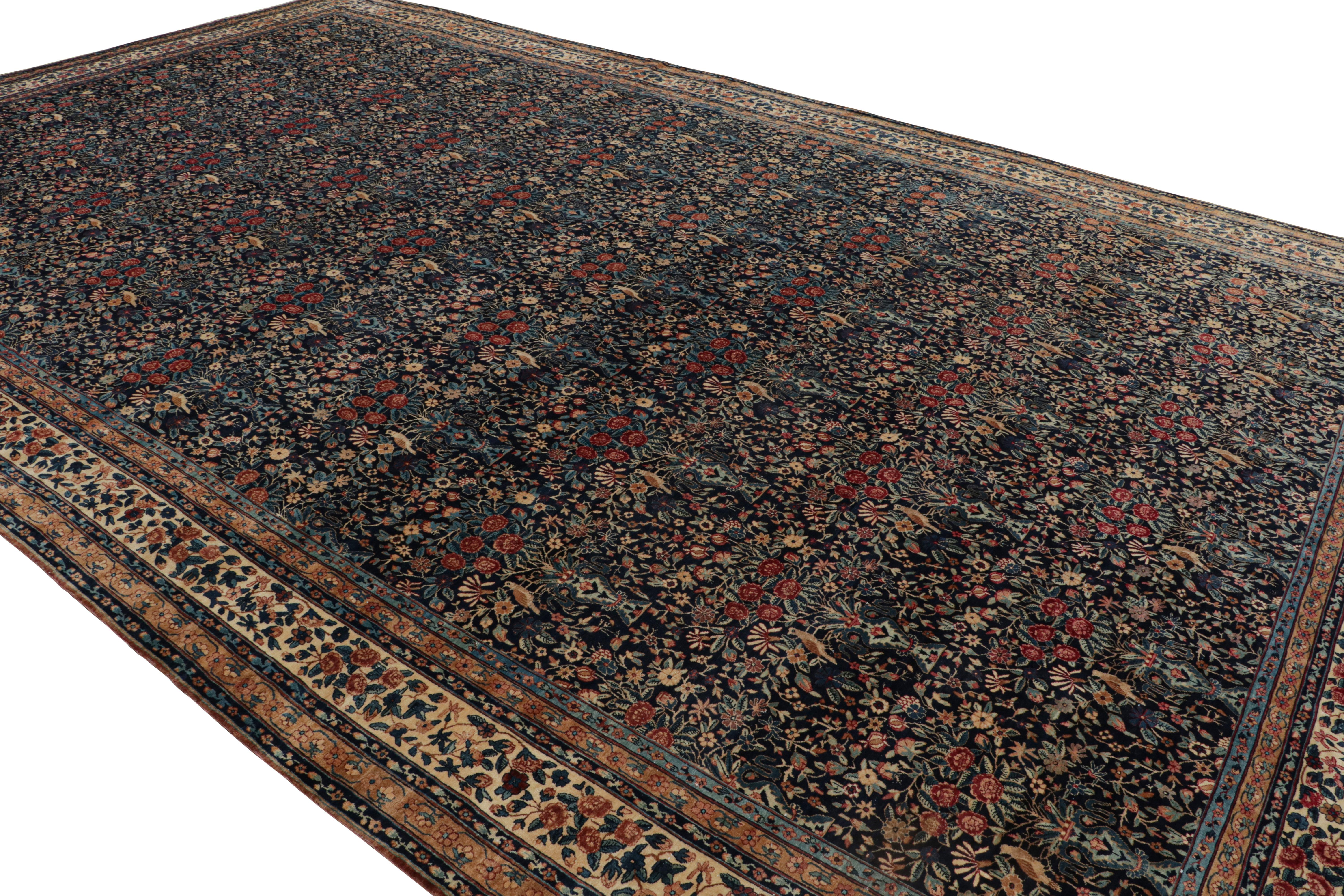 Alfombra antigua Kerman Lavar de lana azul y roja con motivos florales en toda la superficie Anudado a mano en venta